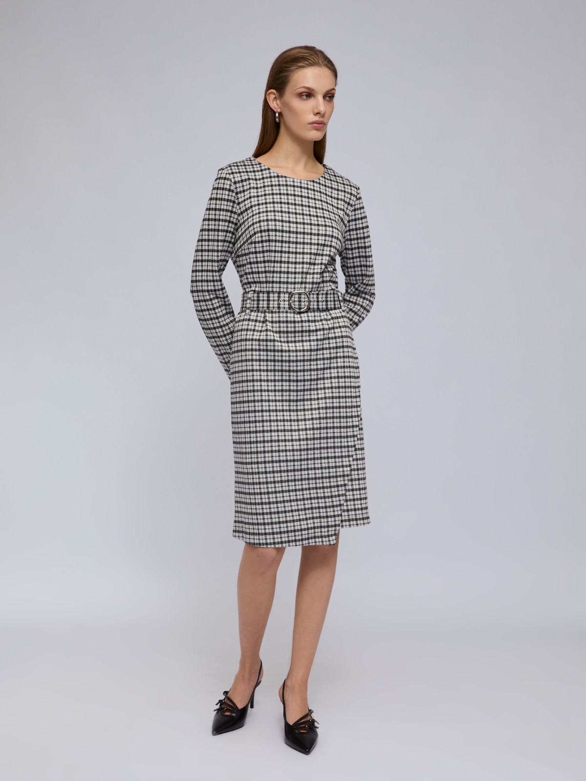 Трикотажное платье с ассиметричным запахом и ремнём