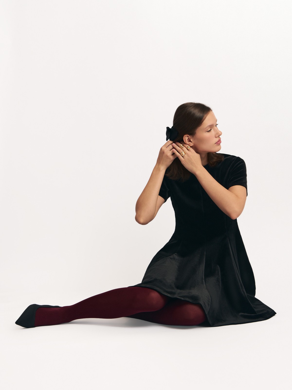 Бархатное платье мини с коротким рукавом