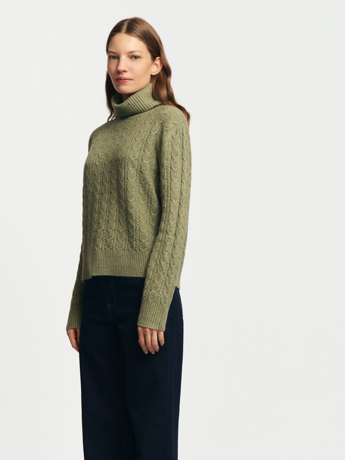 Вязаный свитер с горлом и узором косы