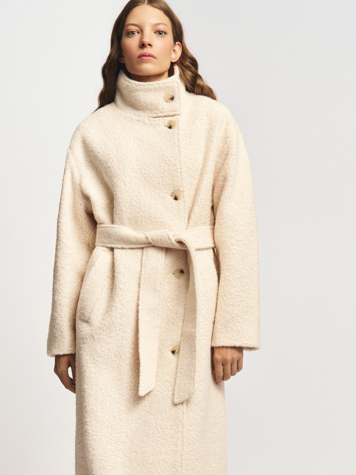 Тёплое пальто букле с горлом и поясом