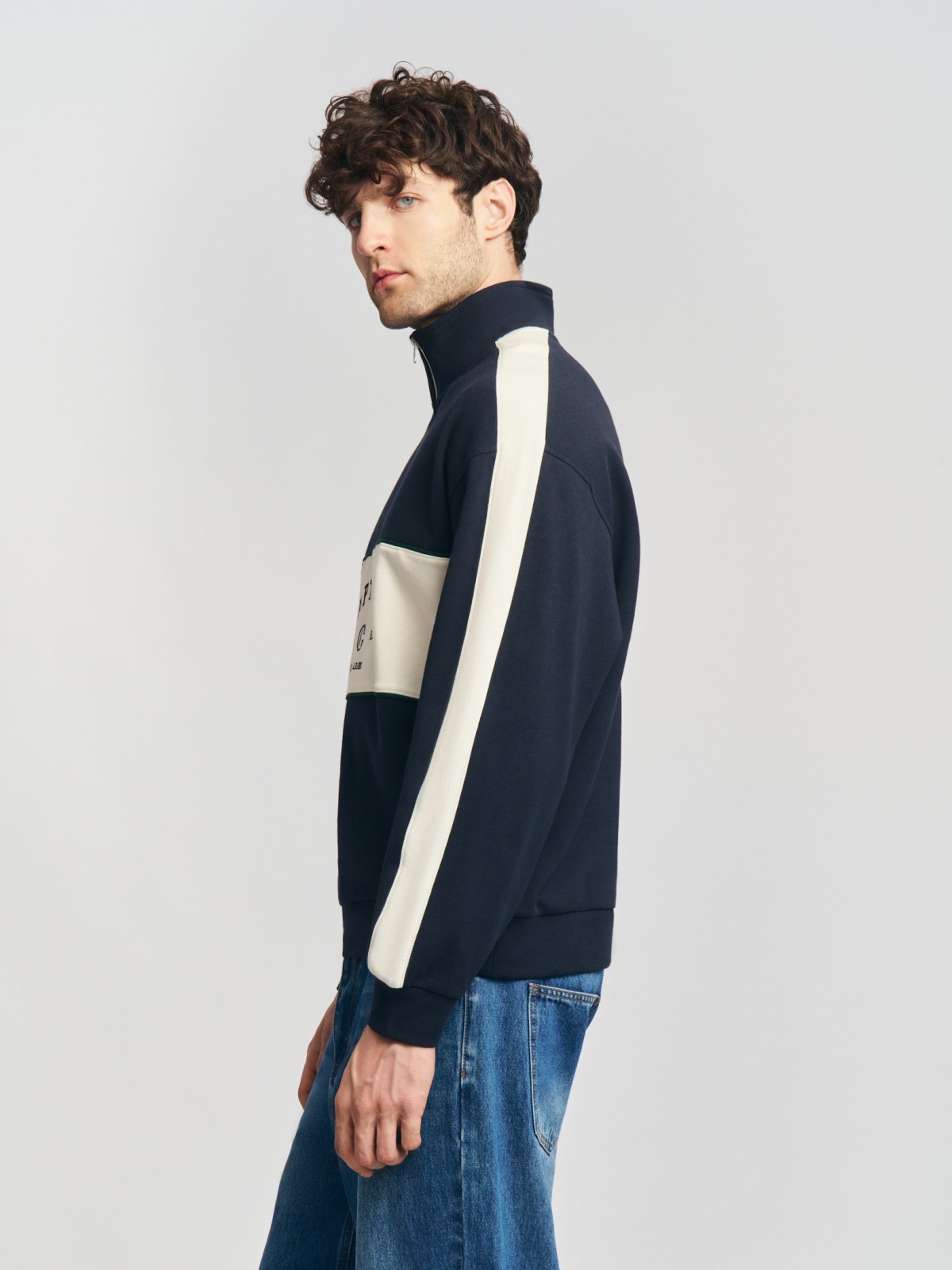 Свитшот с воротником на молнии