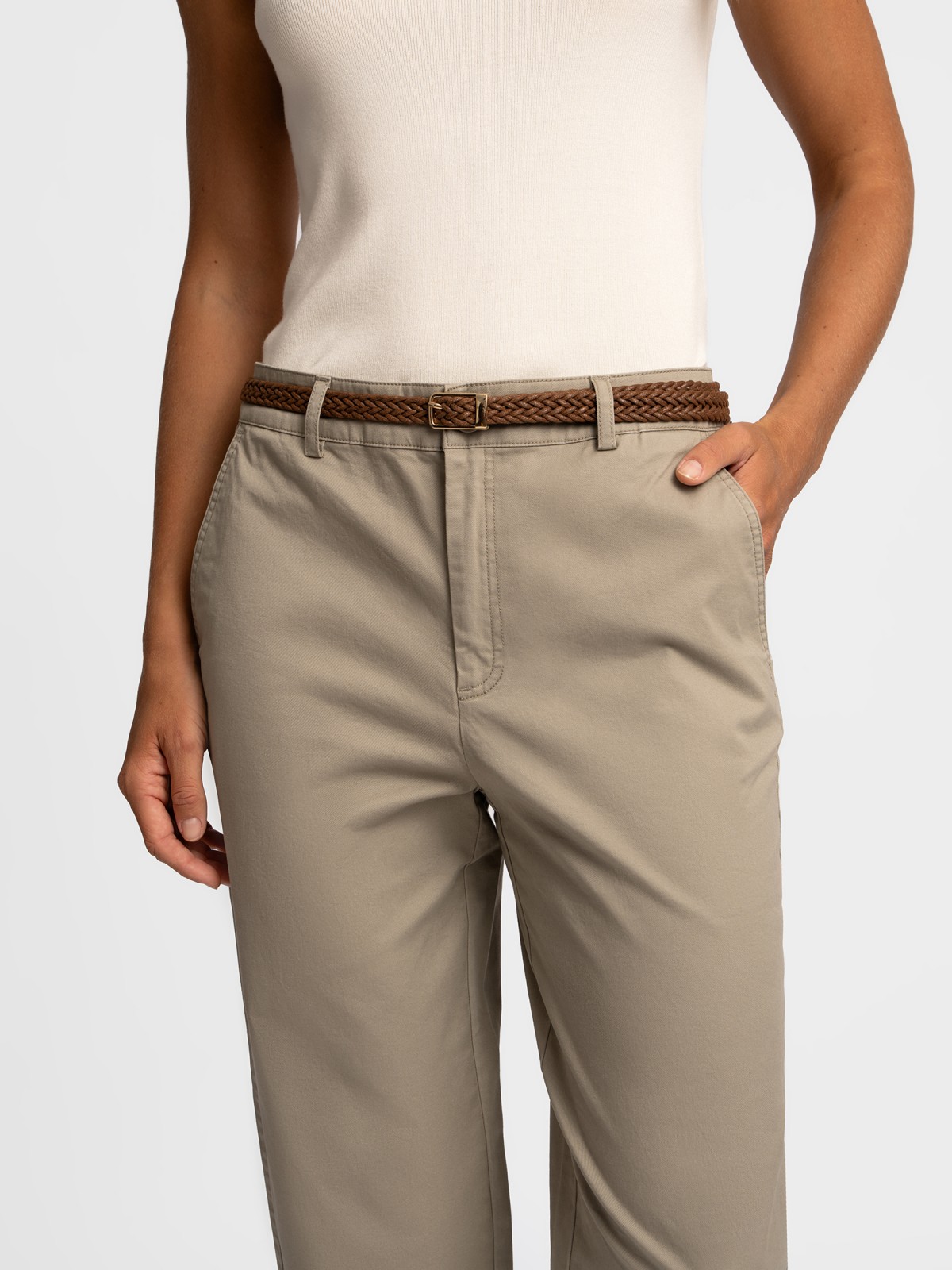Офисные брюки силуэта Slim с ремнём