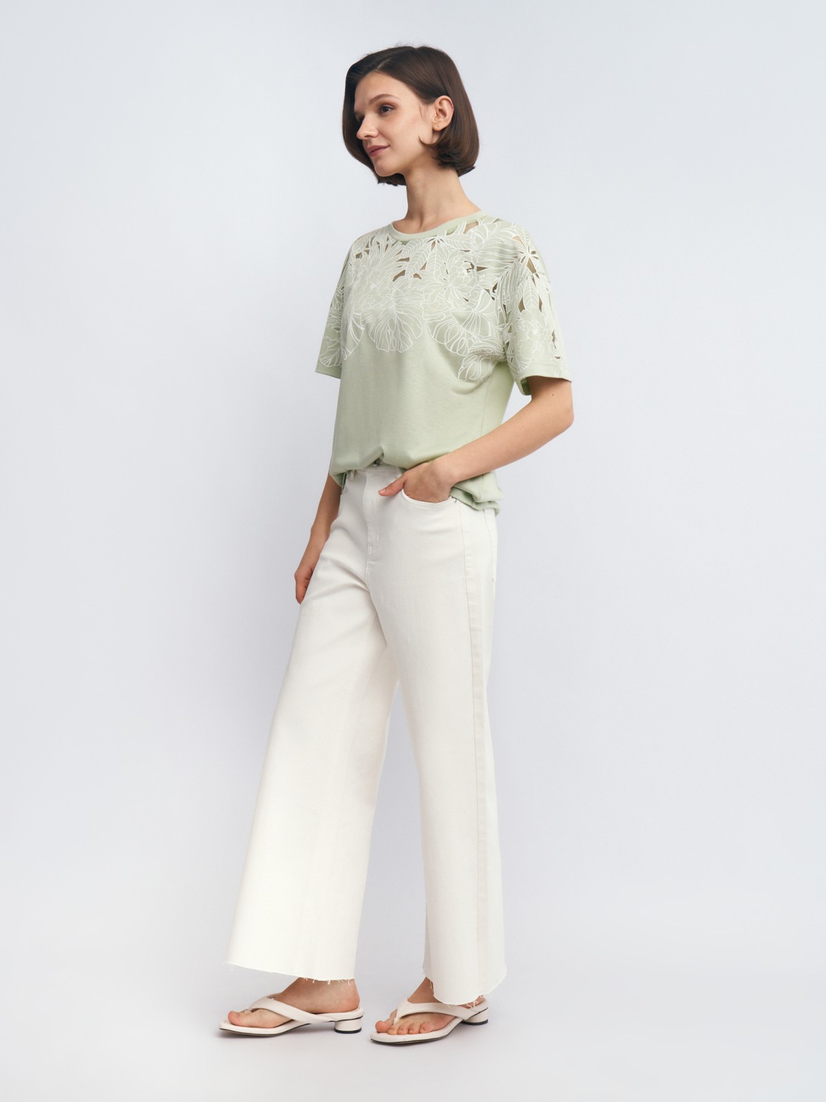 Футболка с ажурным узором на кокетке и рукавах