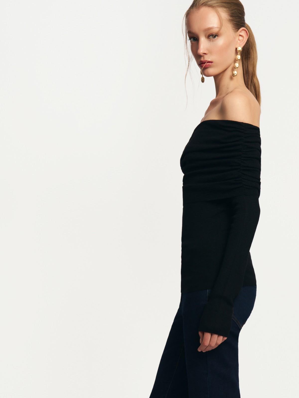 Трикотажный джемпер с открытыми плечами