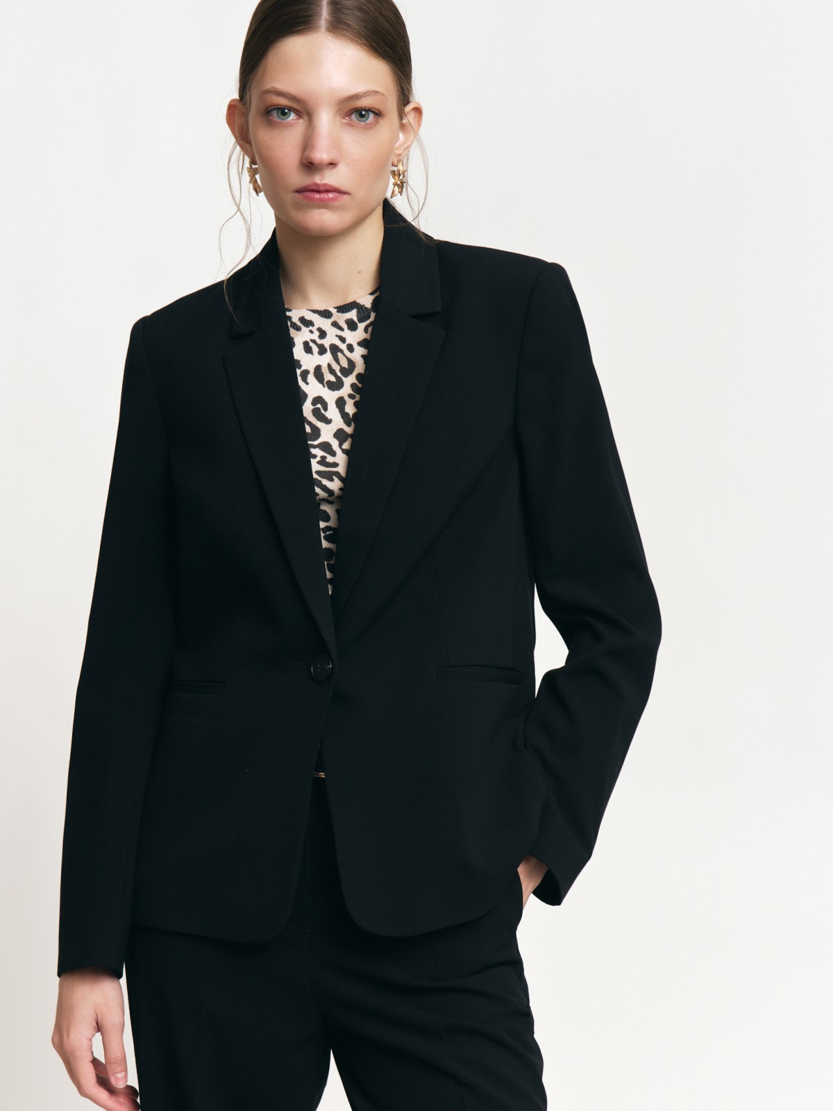 Однобортный жакет прилегающего силуэта на пуговице