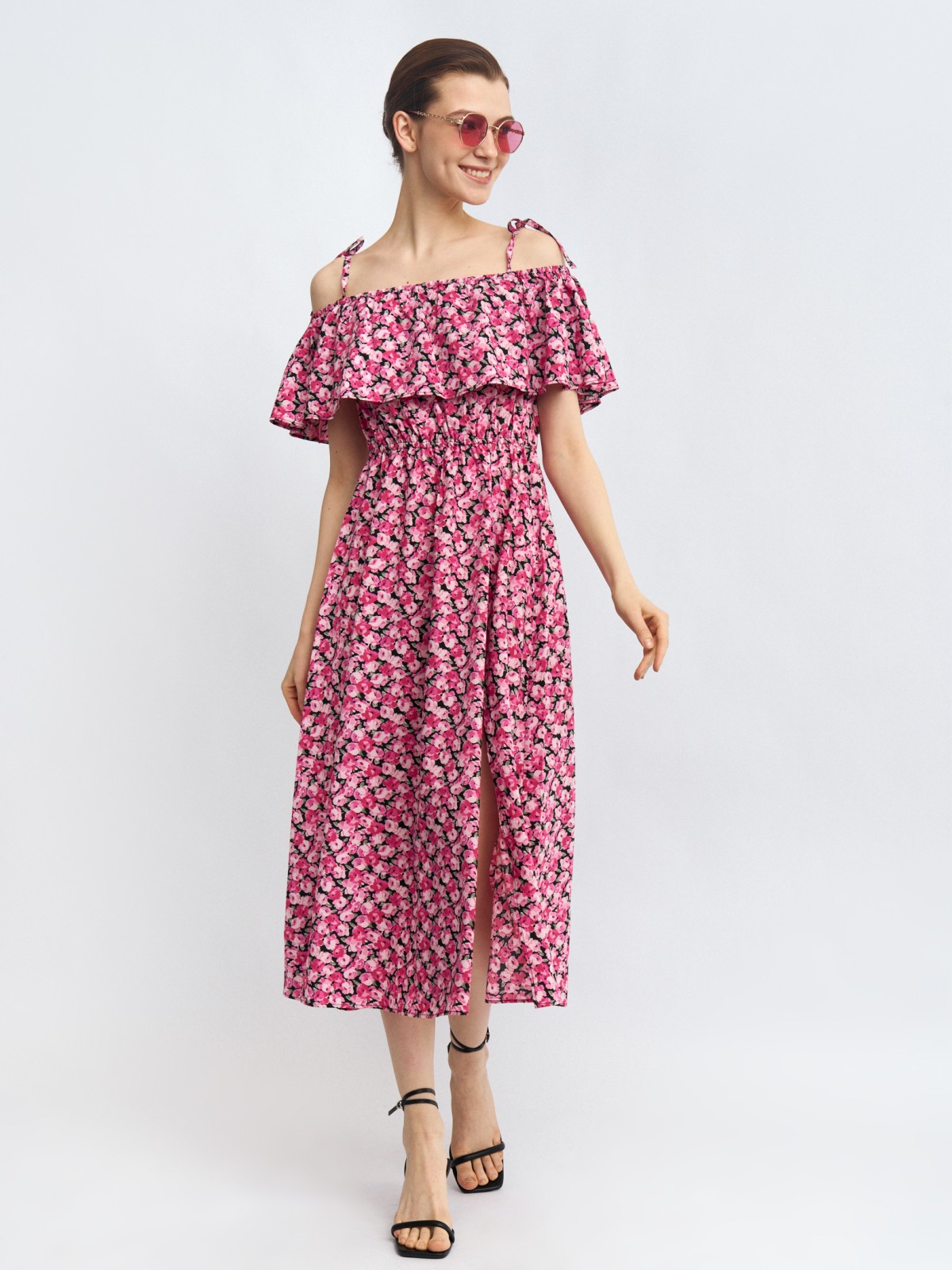 Платье-сарафан с открытыми плечами и разрезом