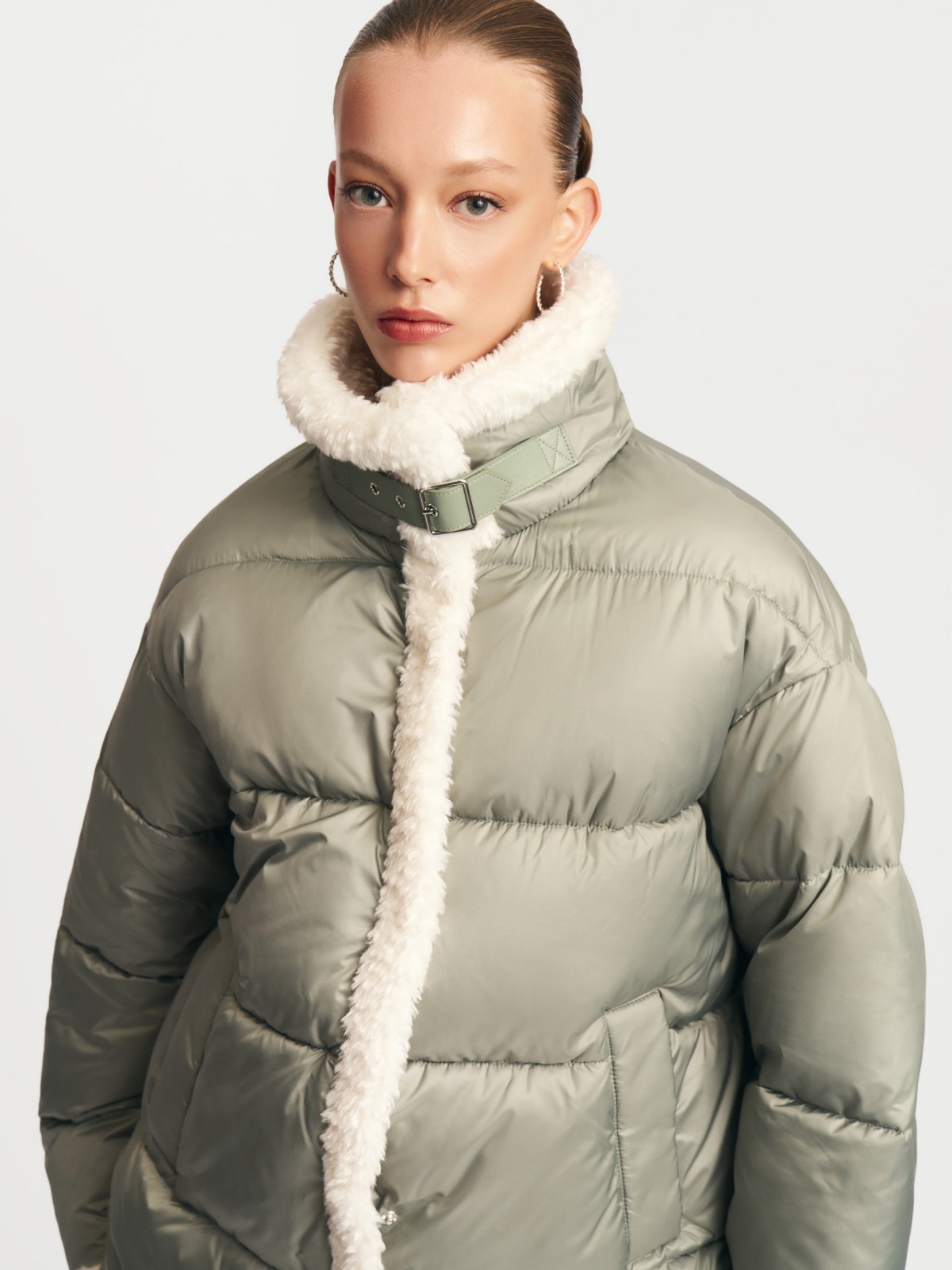 Тёплая стёганая куртка с воротником и отделкой из экомеха