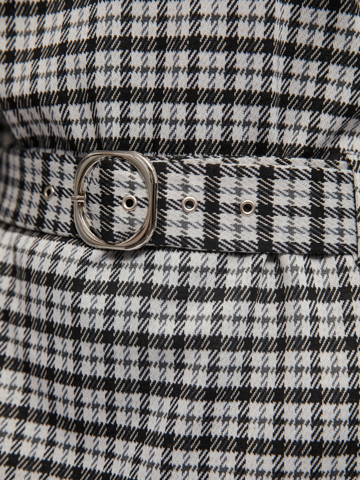 Трикотажное платье с ассиметричным запахом и ремнём