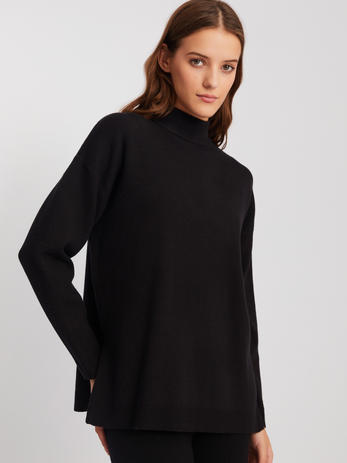 Свитер из вязаного трикотажа с воротником-стойкой