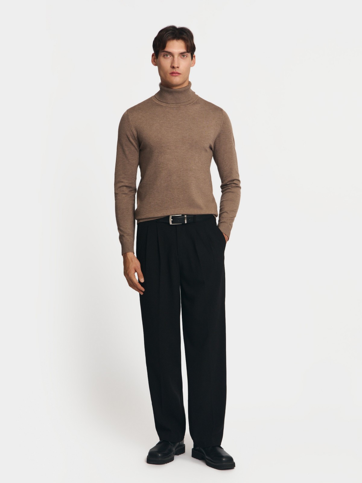 Тонкая трикотажная водолазка с воротником гольф