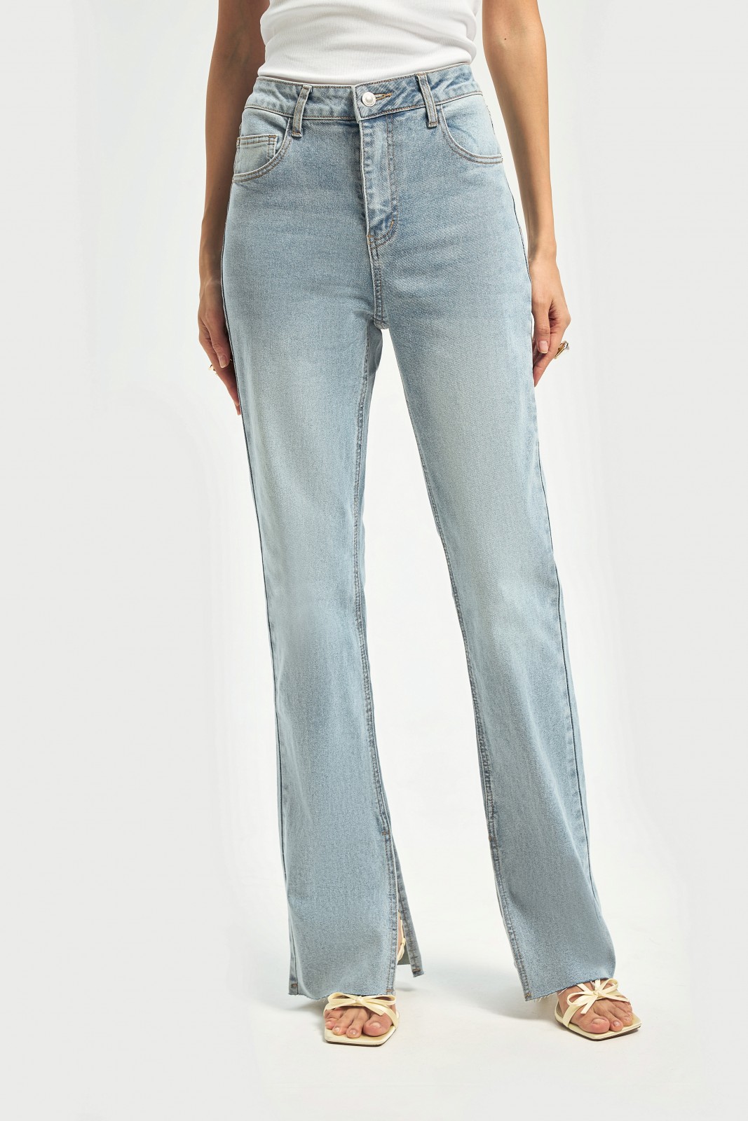 Джинсы силуэта Slim с разрезами