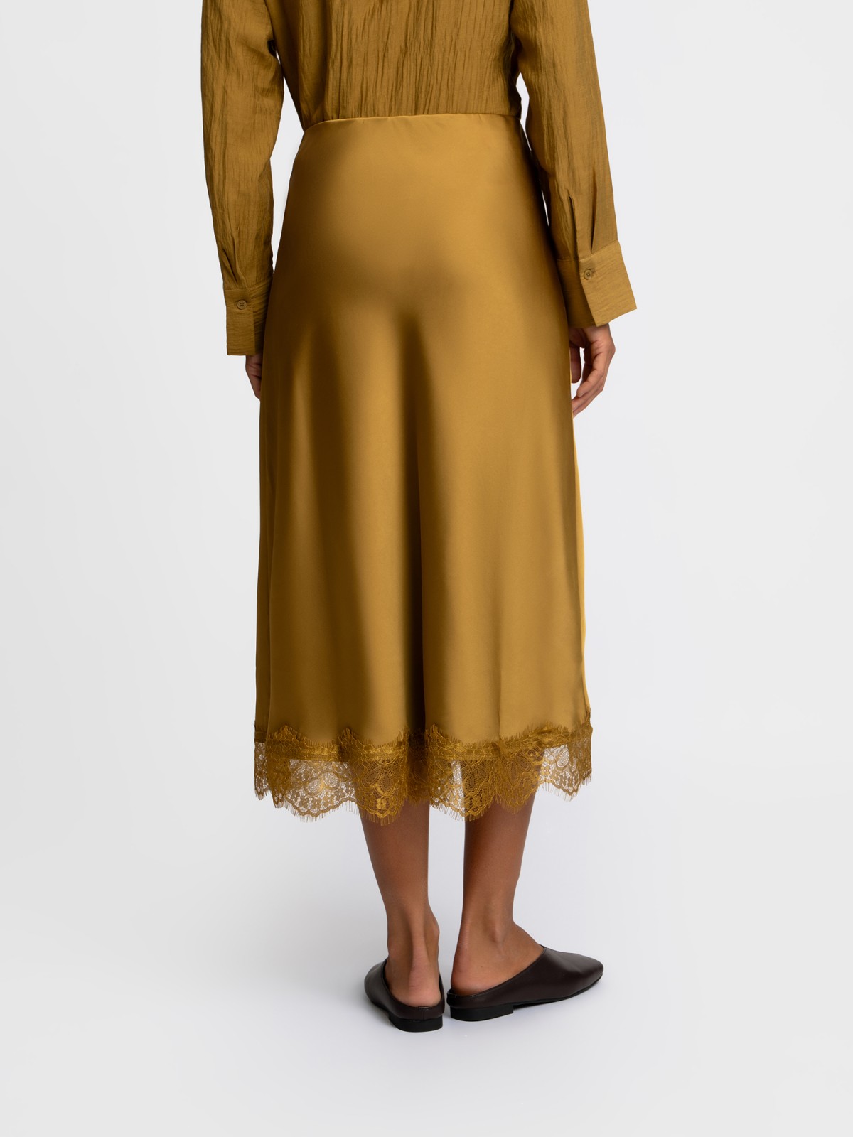 Атласная юбка миди с кружевом