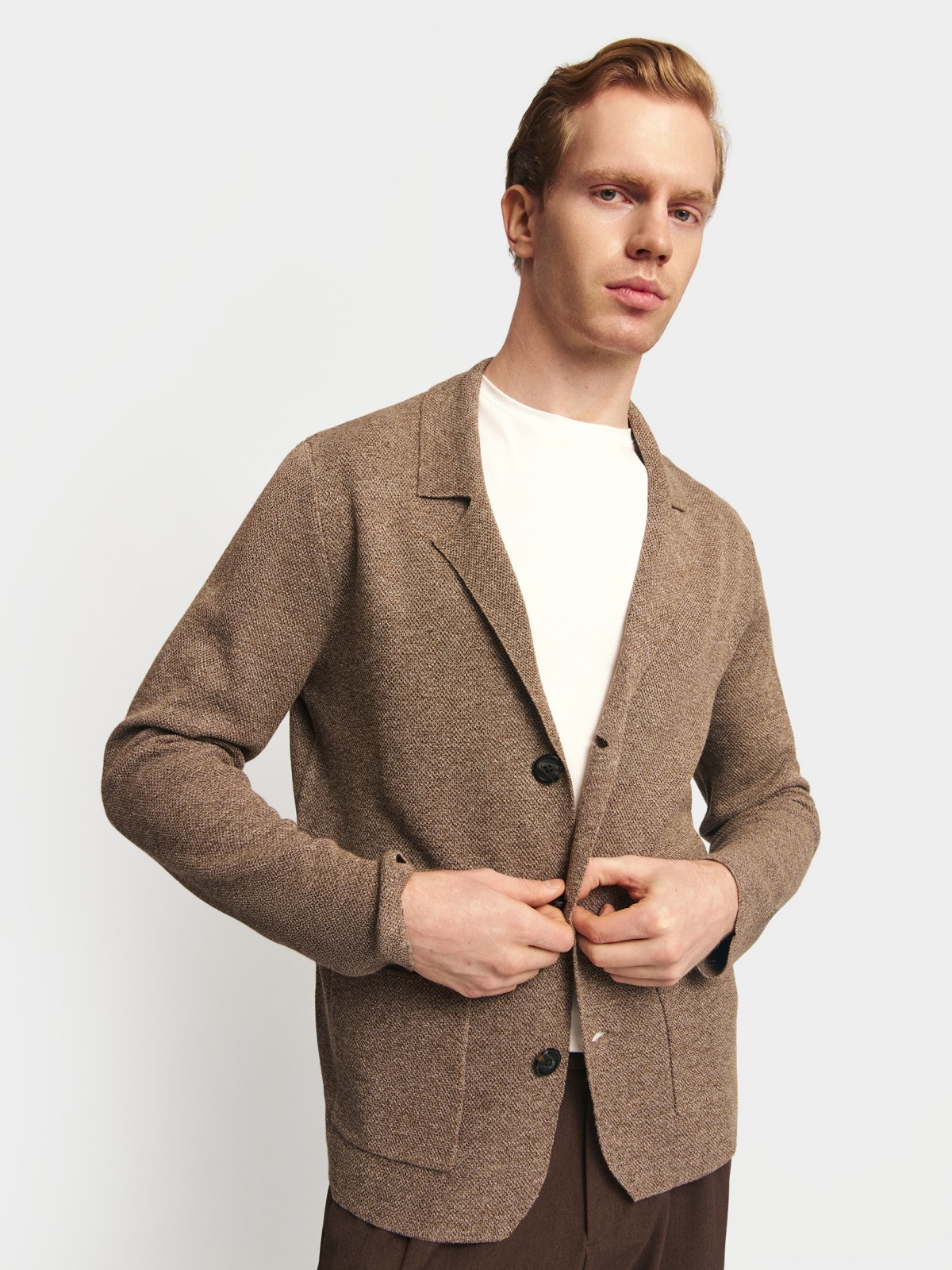 Вязаный кардиган на пуговицах с воротником и карманами