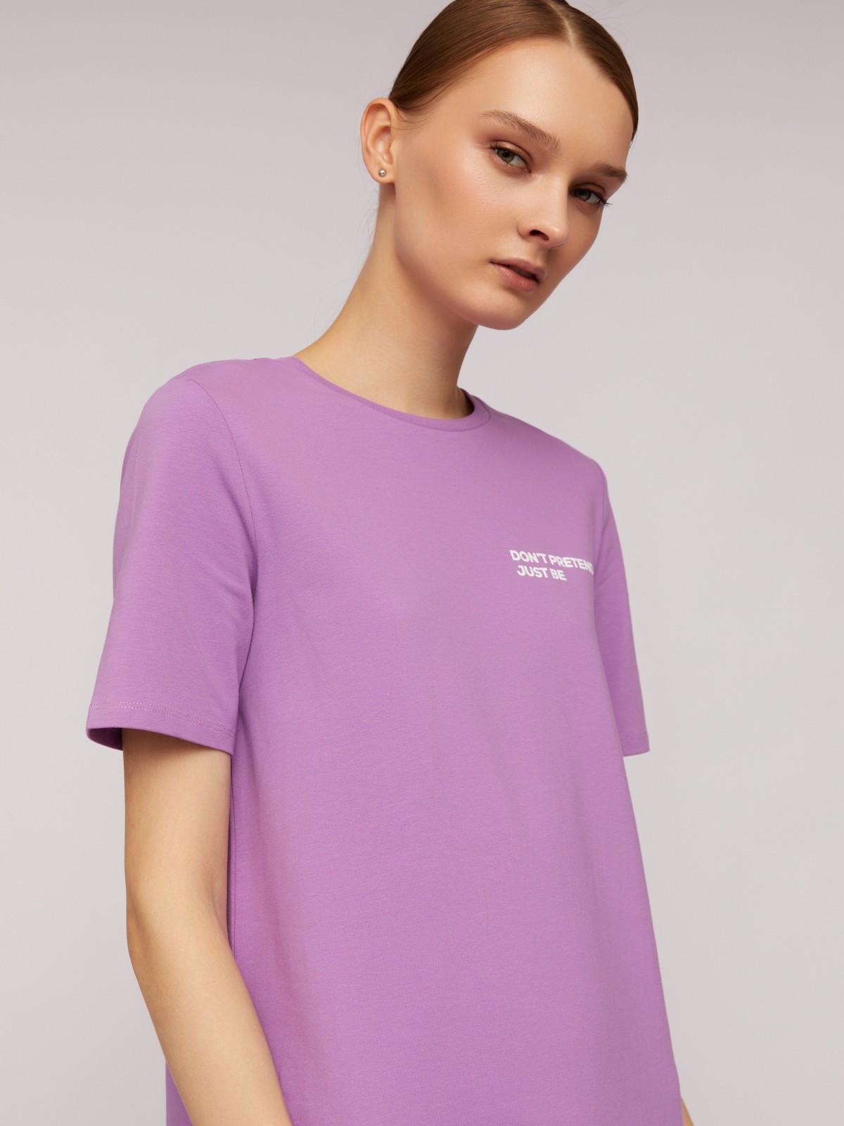 Платье-футболка из хлопка с коротким рукавом и принтом-надписью zolla N24218192022, цвет лиловый, размер XS - фото 4