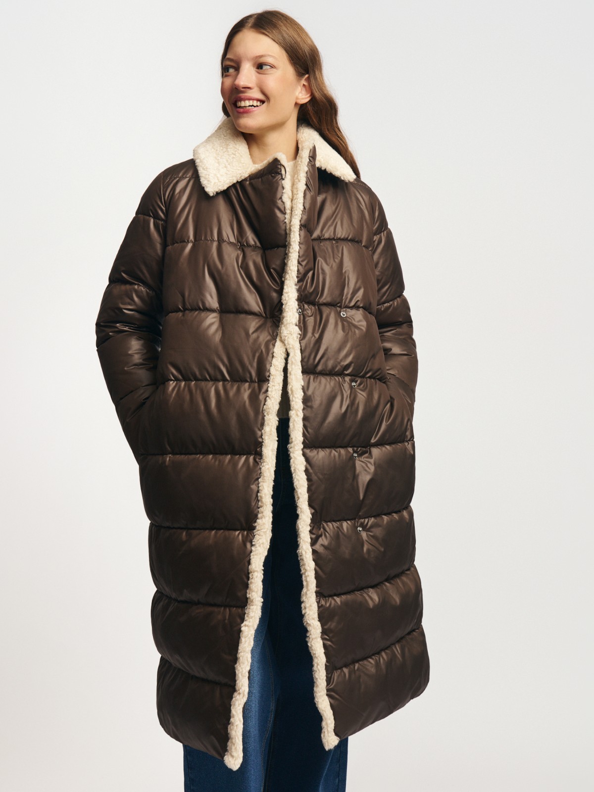 Тёплая стёганая куртка-пальто с отложным воротником и поясом