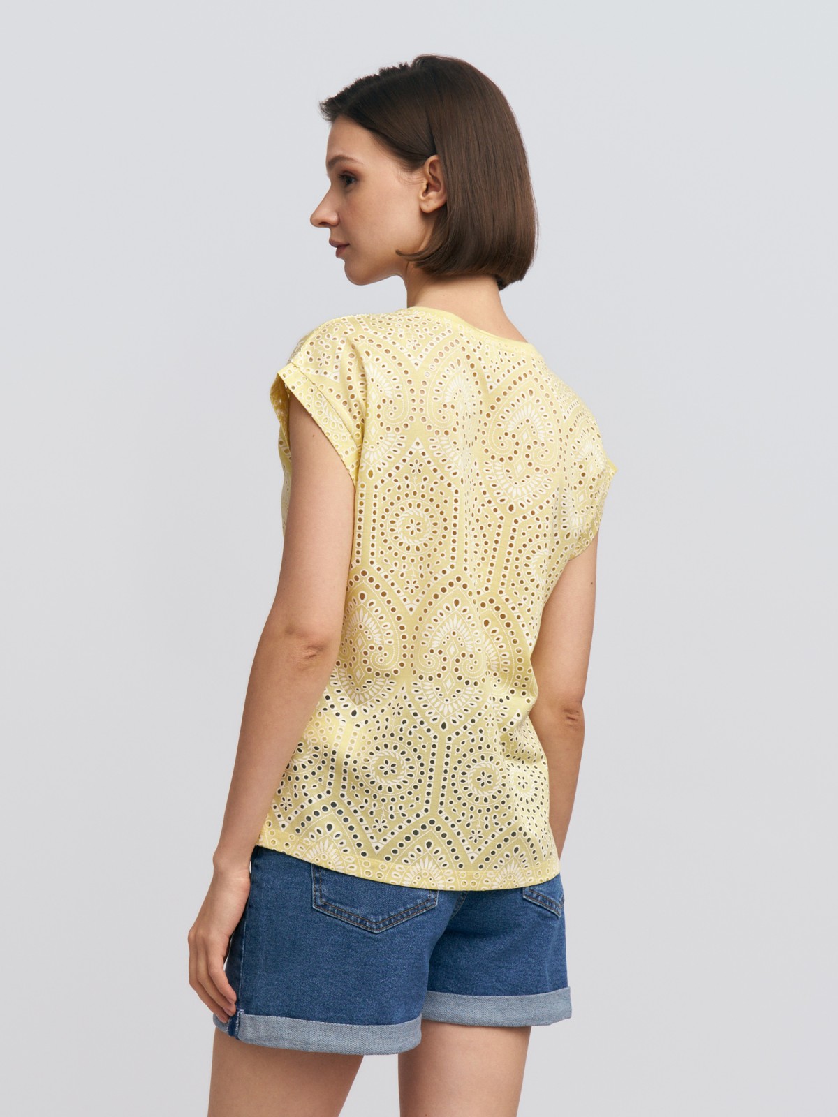 Футболка из вискозы с ажурным узором
