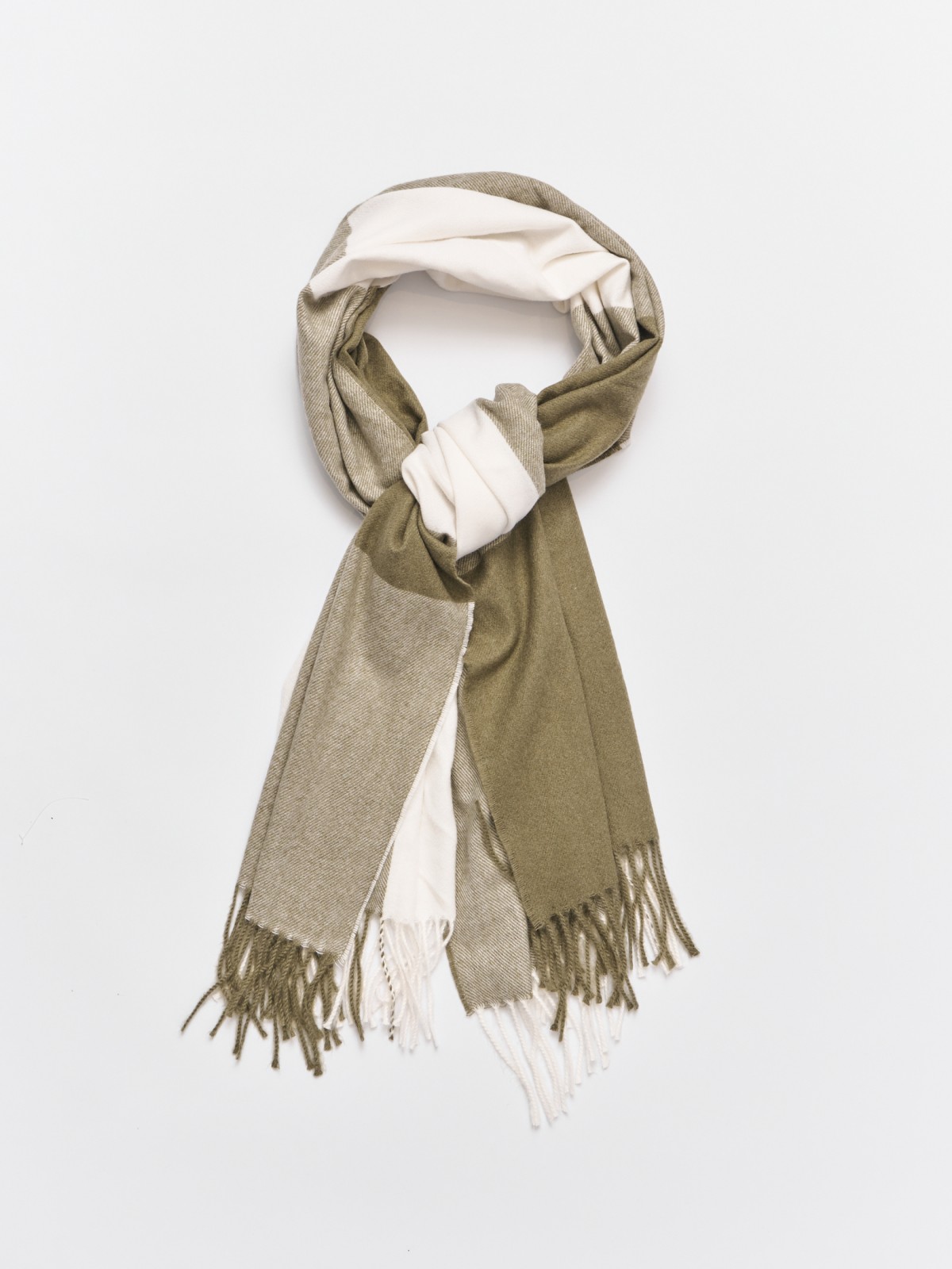 Тканевый шарф в клетку с бахромой