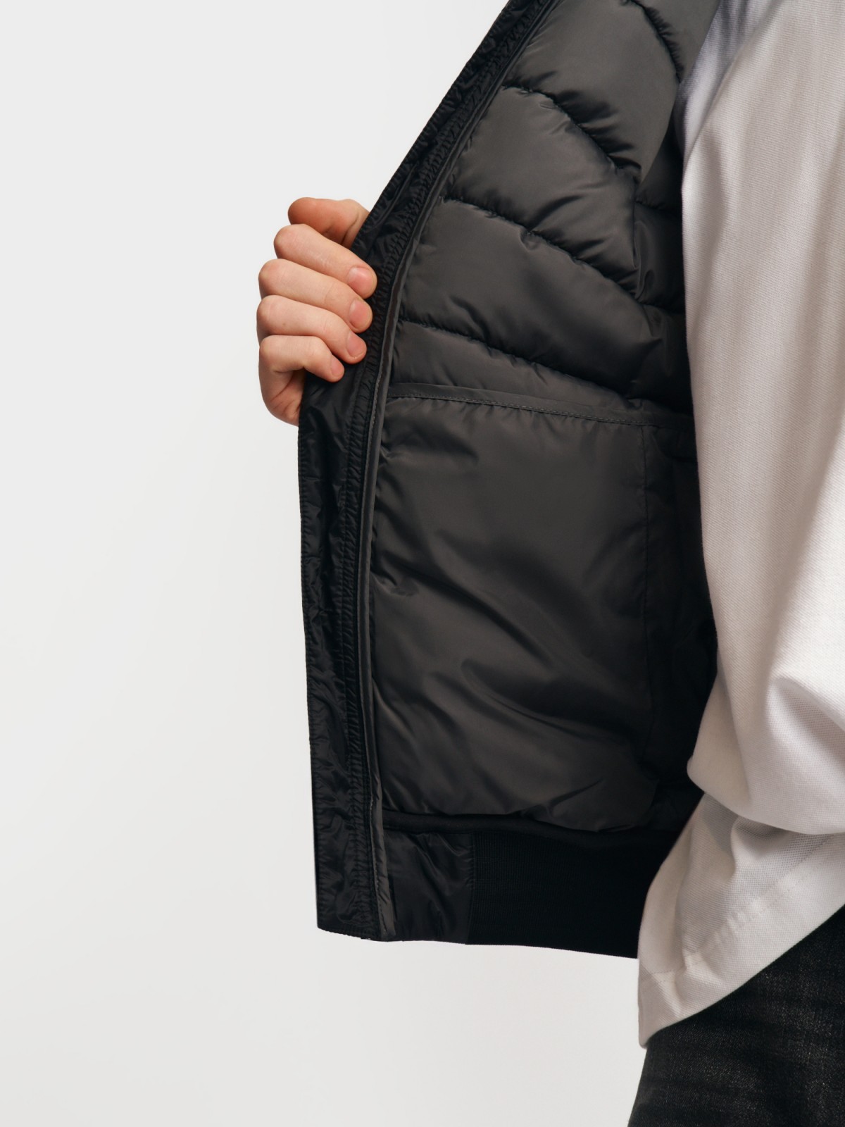 Лёгкая утеплённая куртка-бомбер с воротником-стойкой