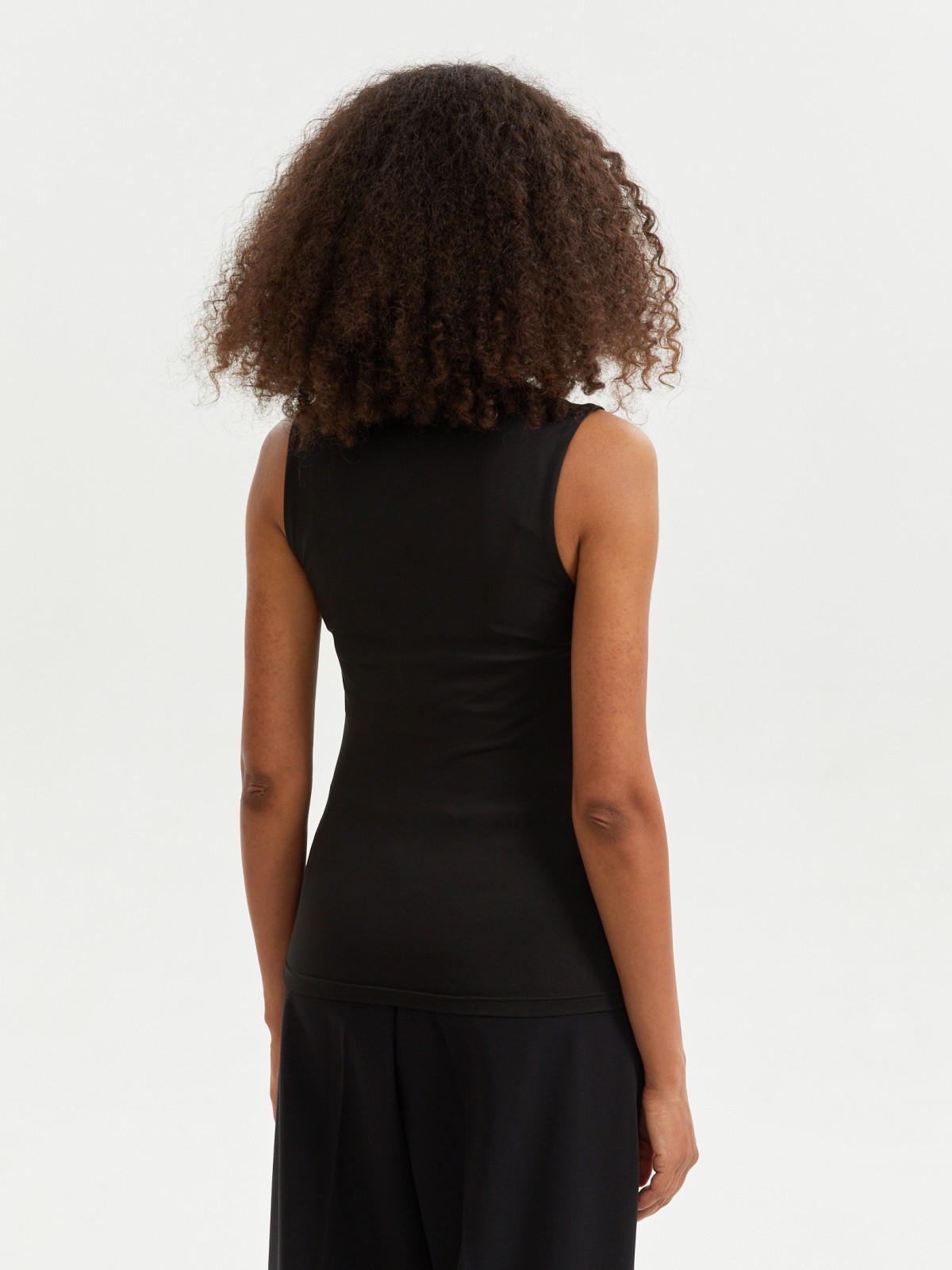 Трикотажный топ без рукавов