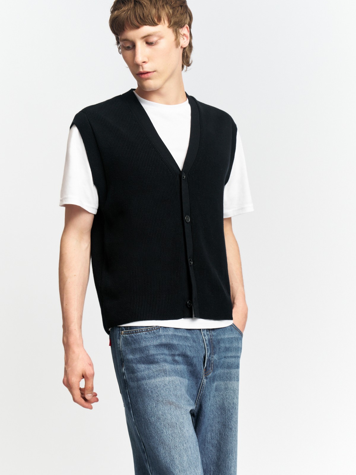 Вязаный жилет на пуговицах с воротником и карманами
