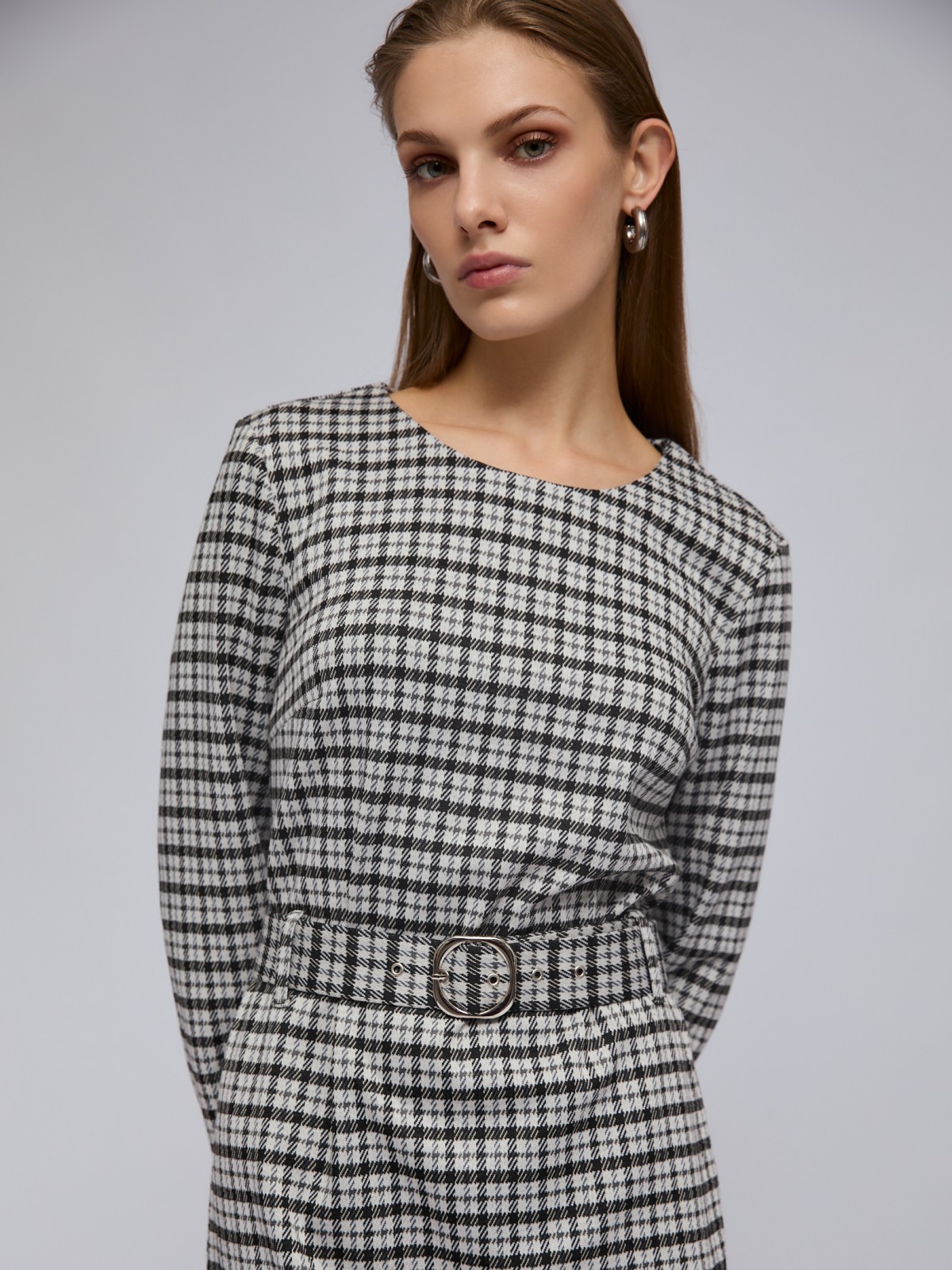 Трикотажное платье с ассиметричным запахом и ремнём