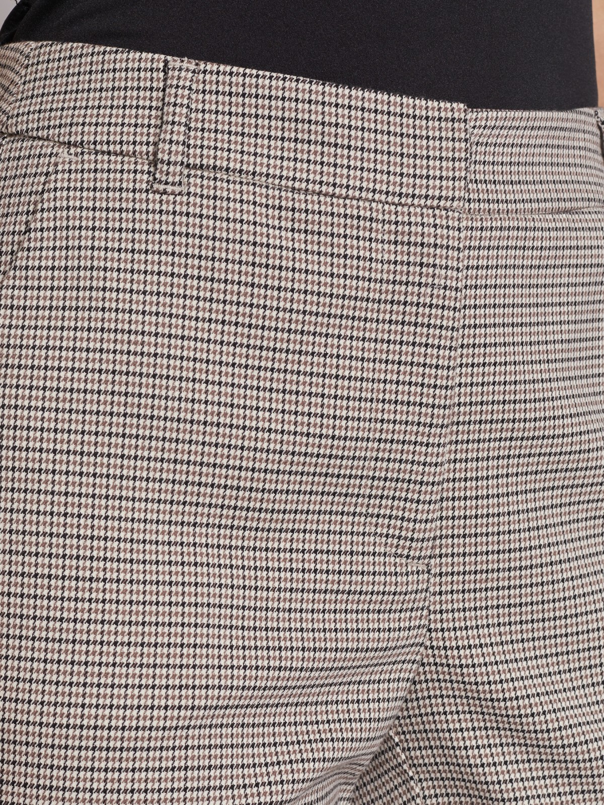 Зауженные брюки в клетку