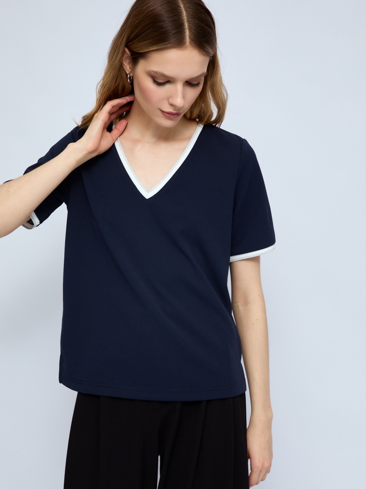 Блузка-футболка с V-образным вырезом