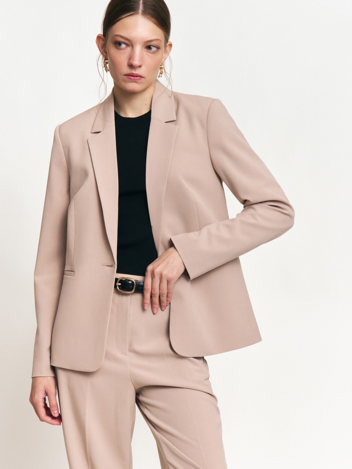 Однобортный жакет прилегающего силуэта на пуговице