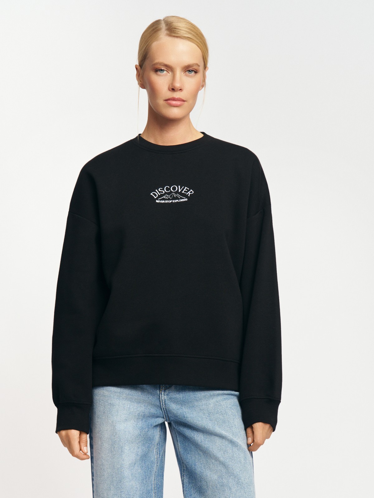 Утеплённый свитшот с вышивкой