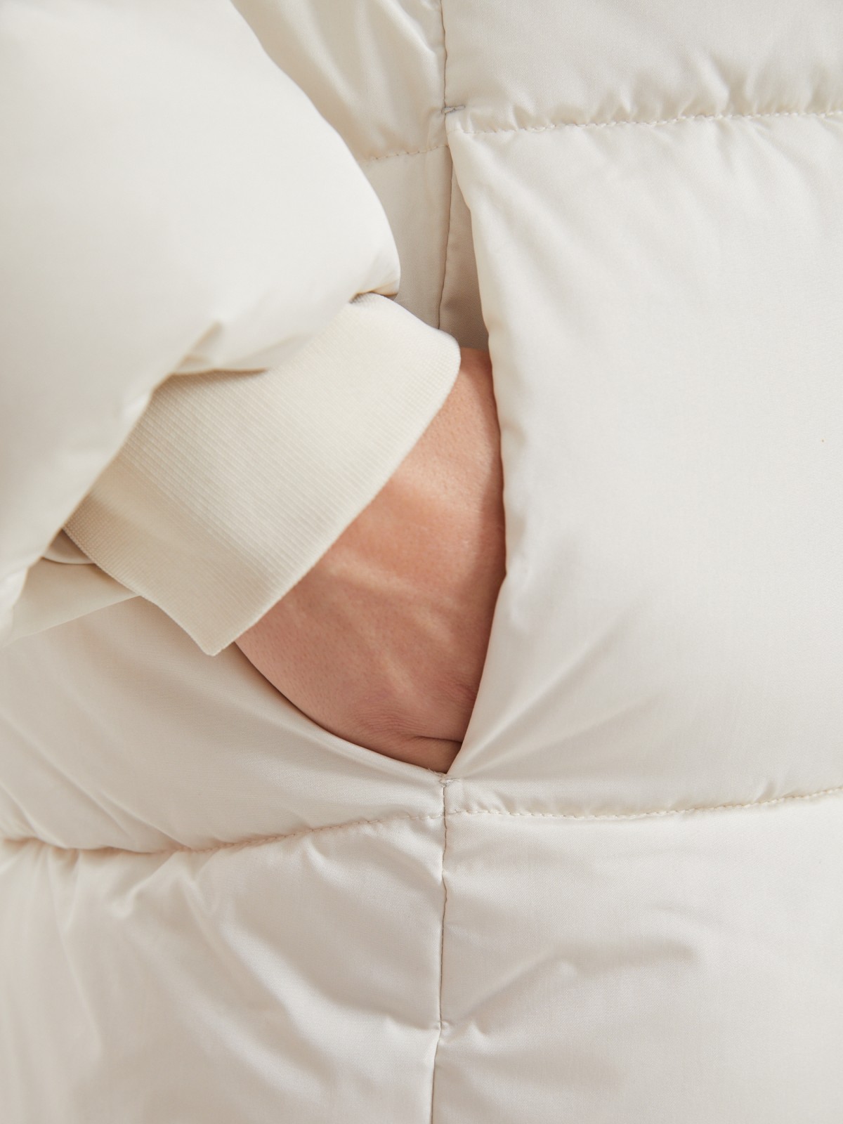 Короткая стёганая куртка с капюшоном