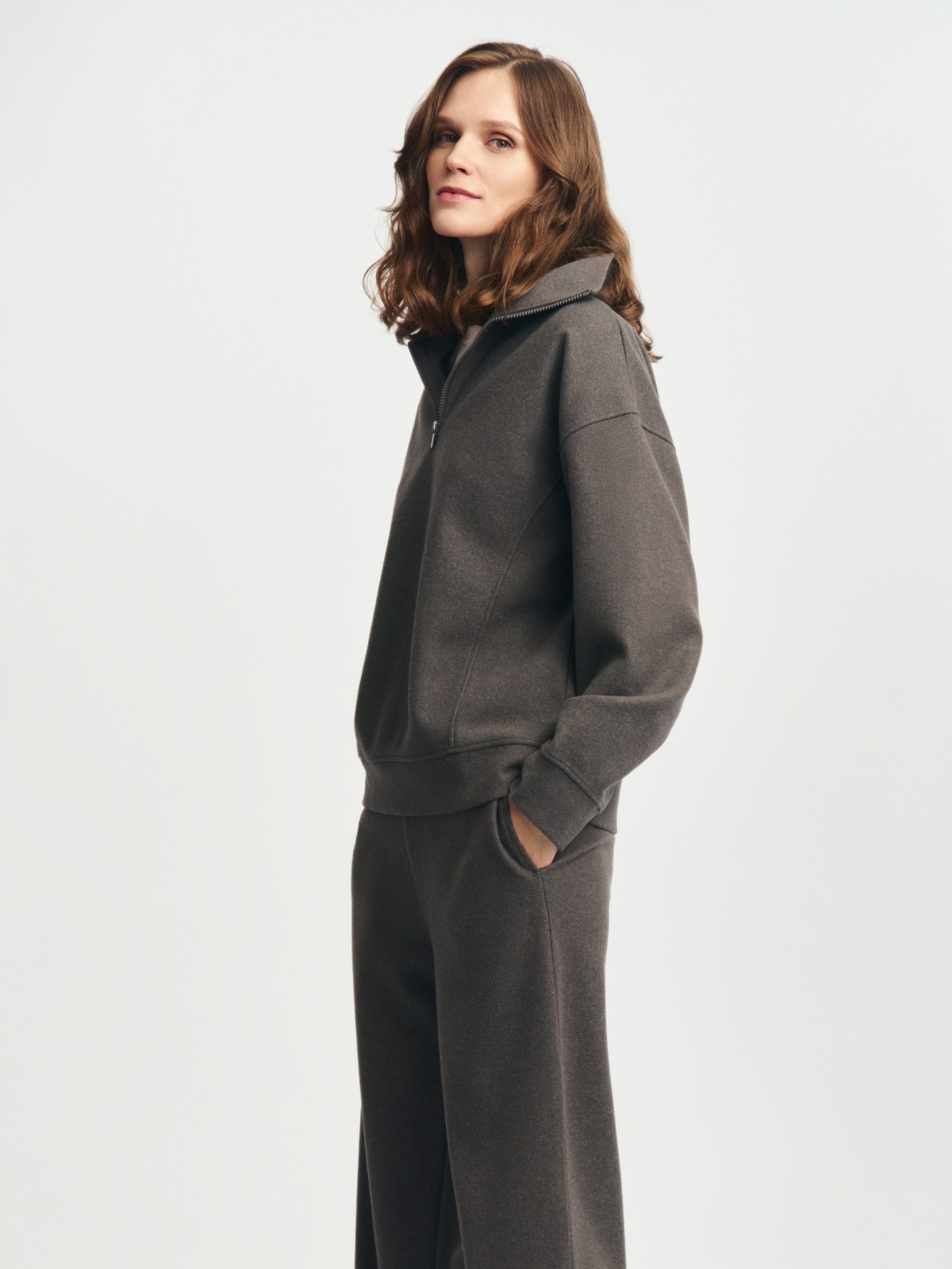 Свитшот с воротником-стойкой на молнии