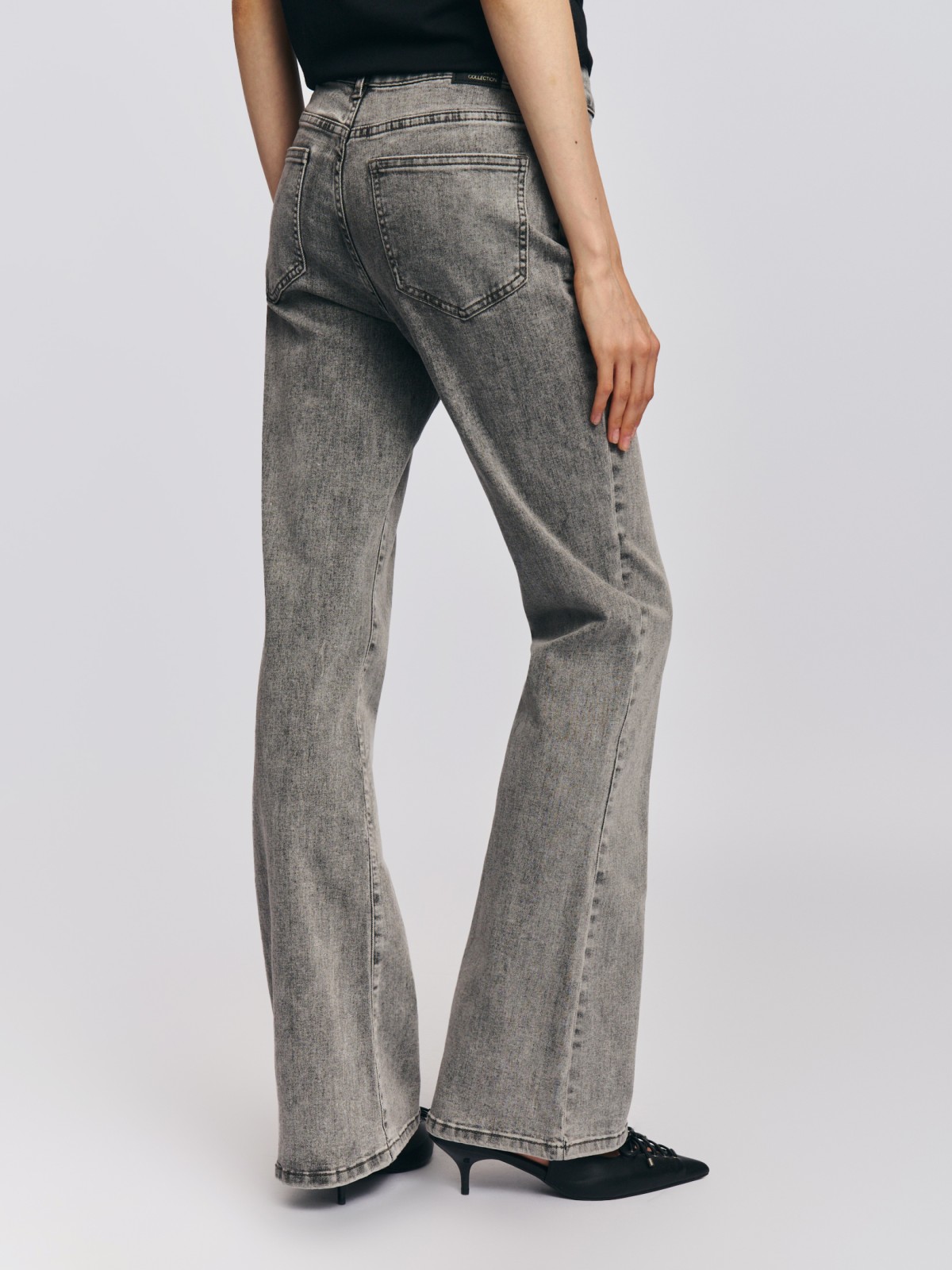 Джинсы силуэта Bootcut со средней посадкой