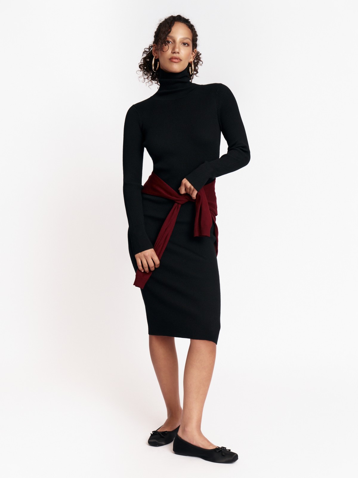 Трикотажное платье-лапша миди с высоким горлом