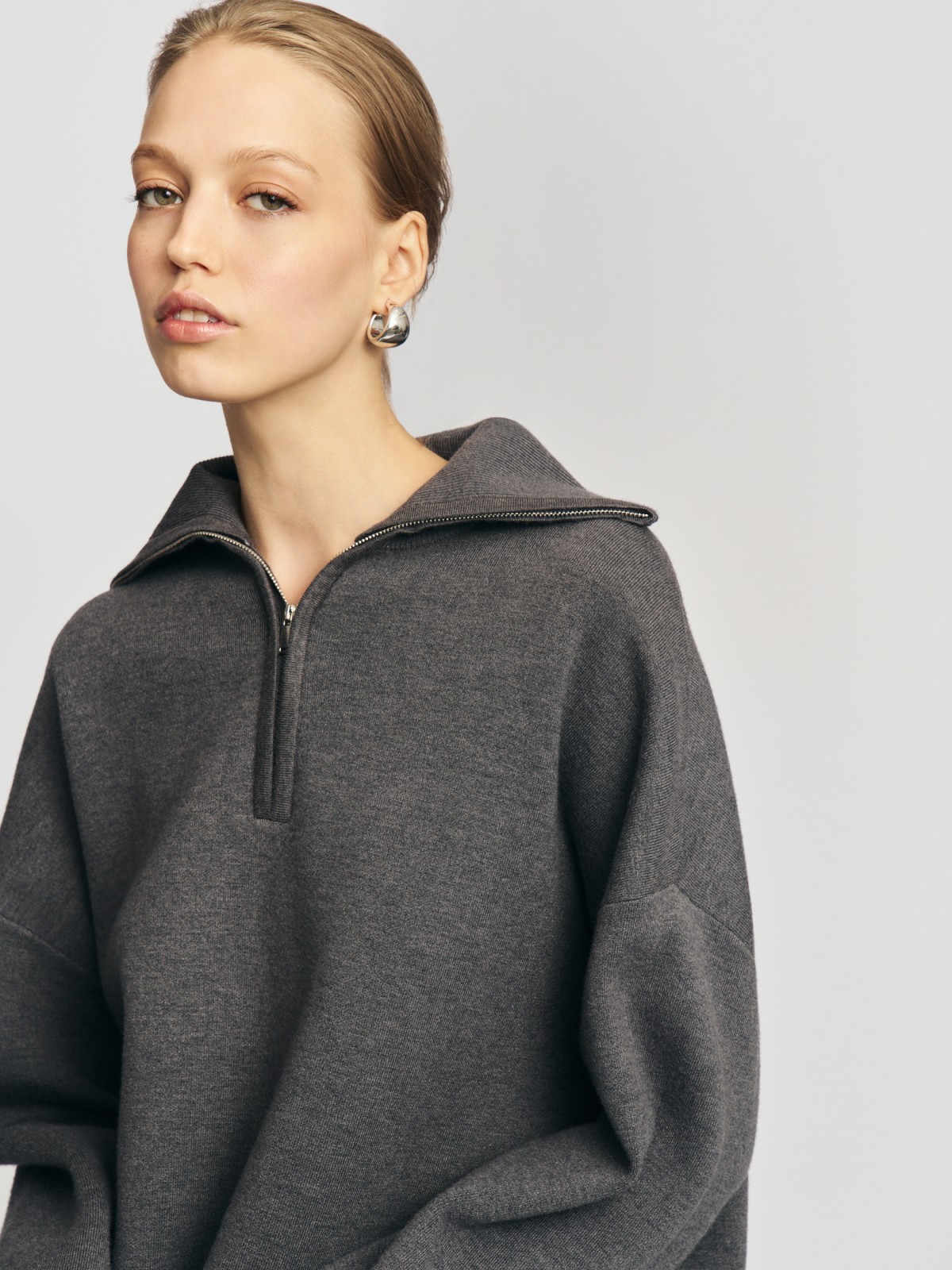 Трикотажный свитер с воротником на молнии