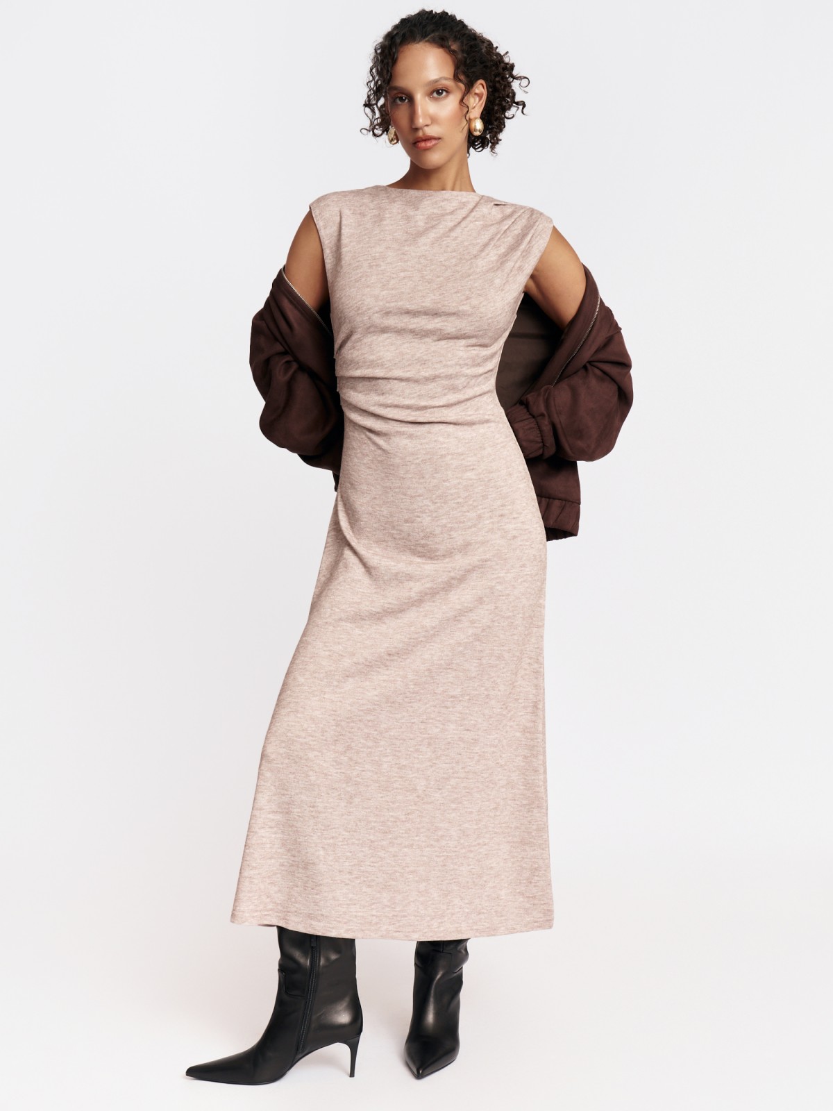 Платье миди без рукавов с драпировкой и разрезом