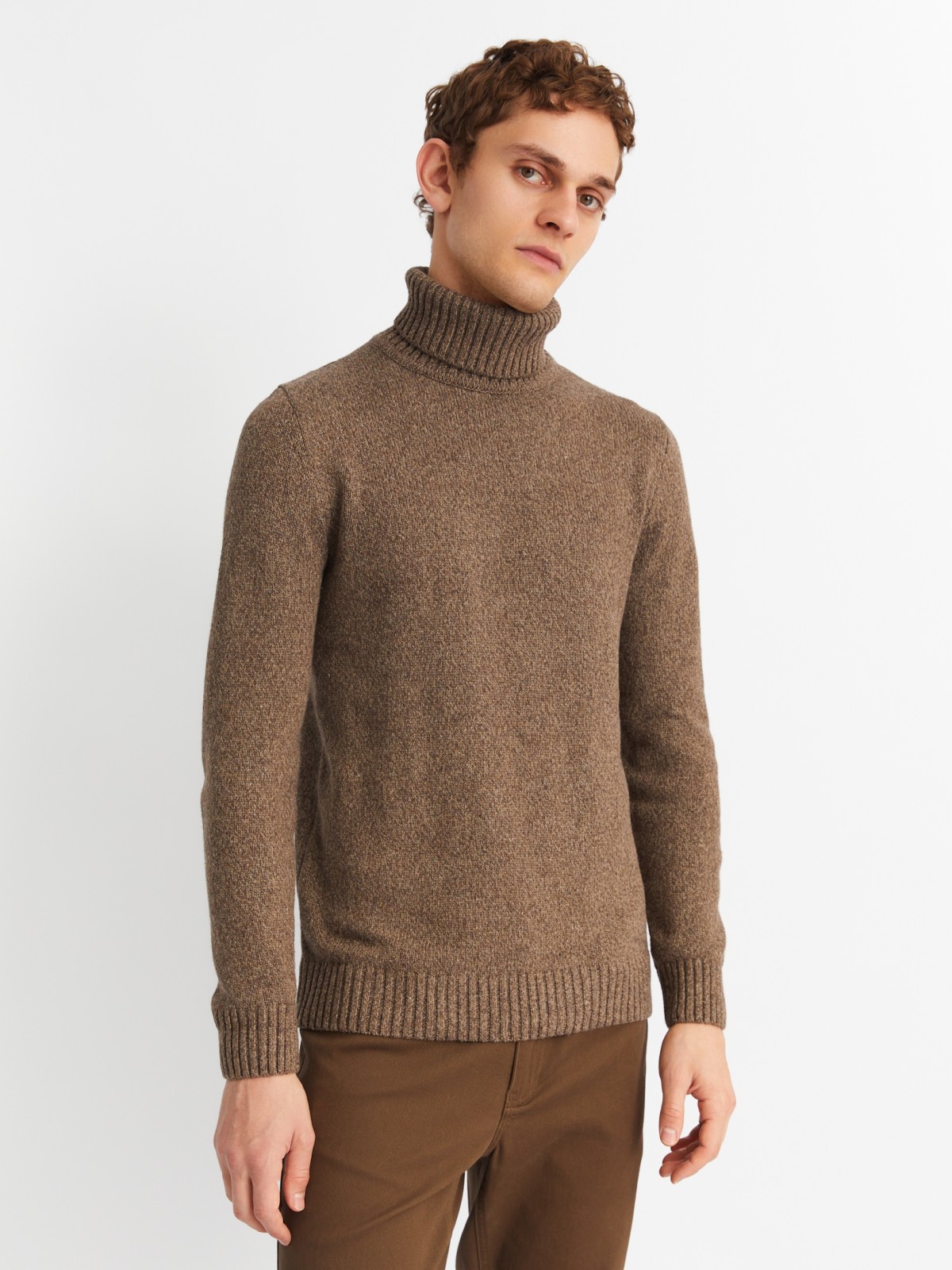 Вязаная шерстяная водолазка-свитер с горлом zolla коричневого цвета