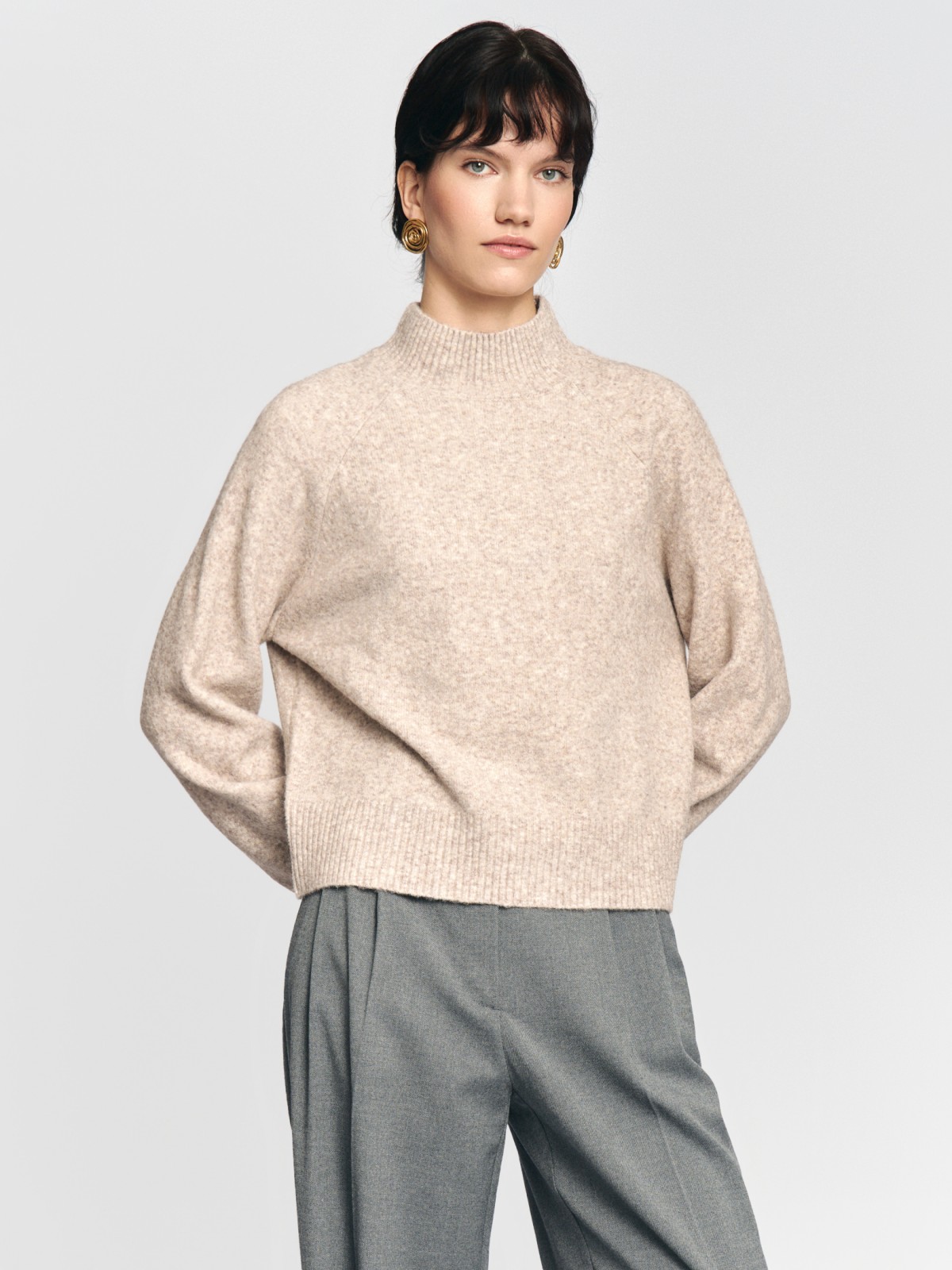 Вязаный свитер с воротником-стойкой