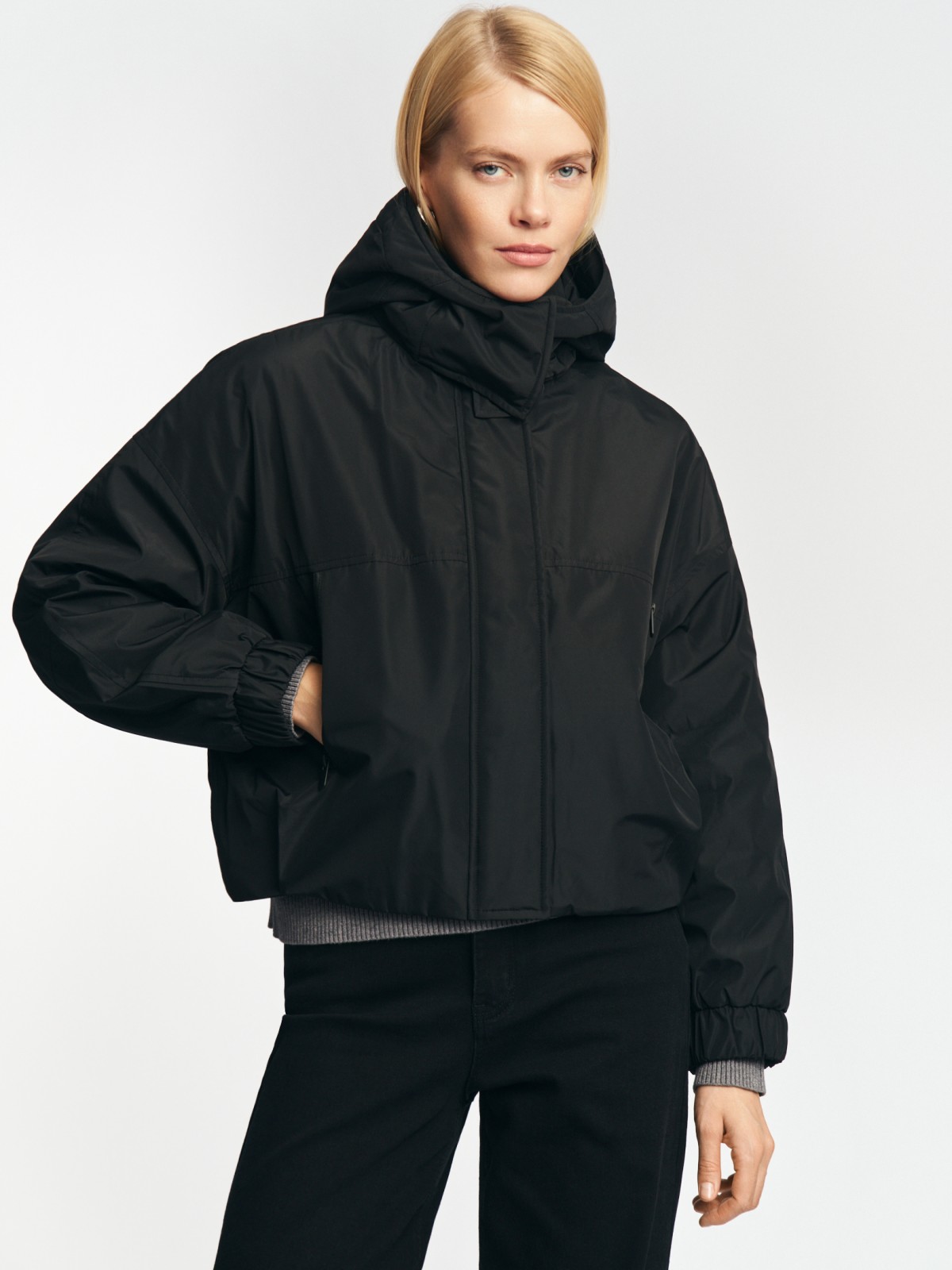 Короткая куртка-парка с капюшоном