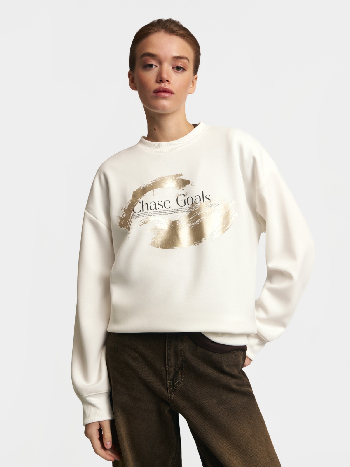 Свитшот с акцентным принтом на груди