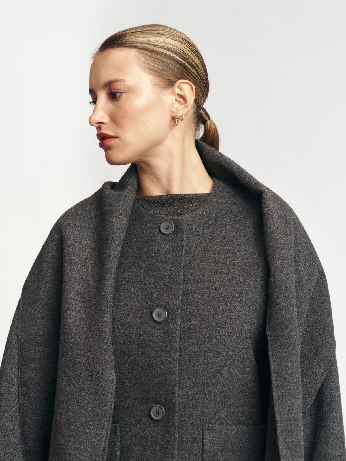 Короткое пальто кокон с шарфом