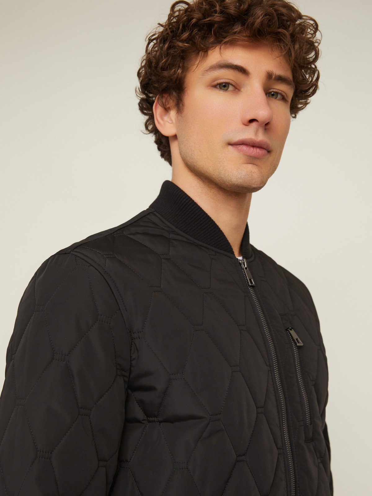 Утеплённая стёганая куртка-бомбер с воротником-стойкой zolla 014135139064, цвет черный, размер M - фото 4