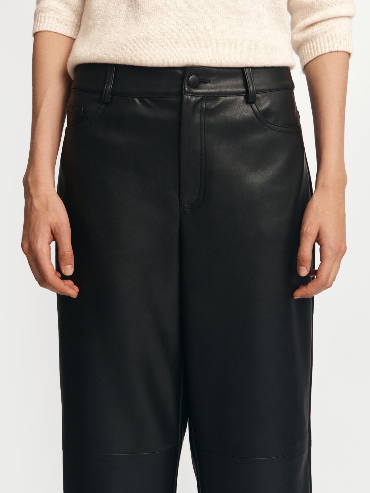 Зауженные брюки из экокожи