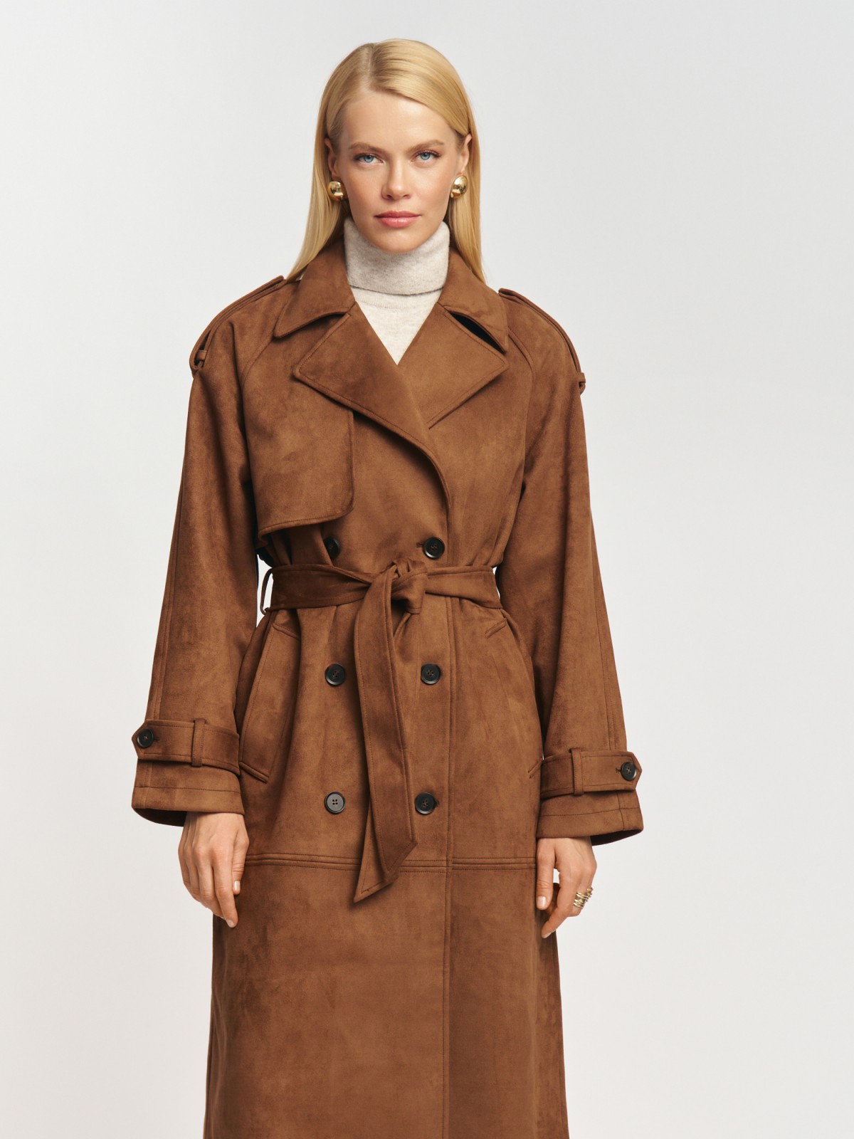 Двубортное замшевое пальто-тренч