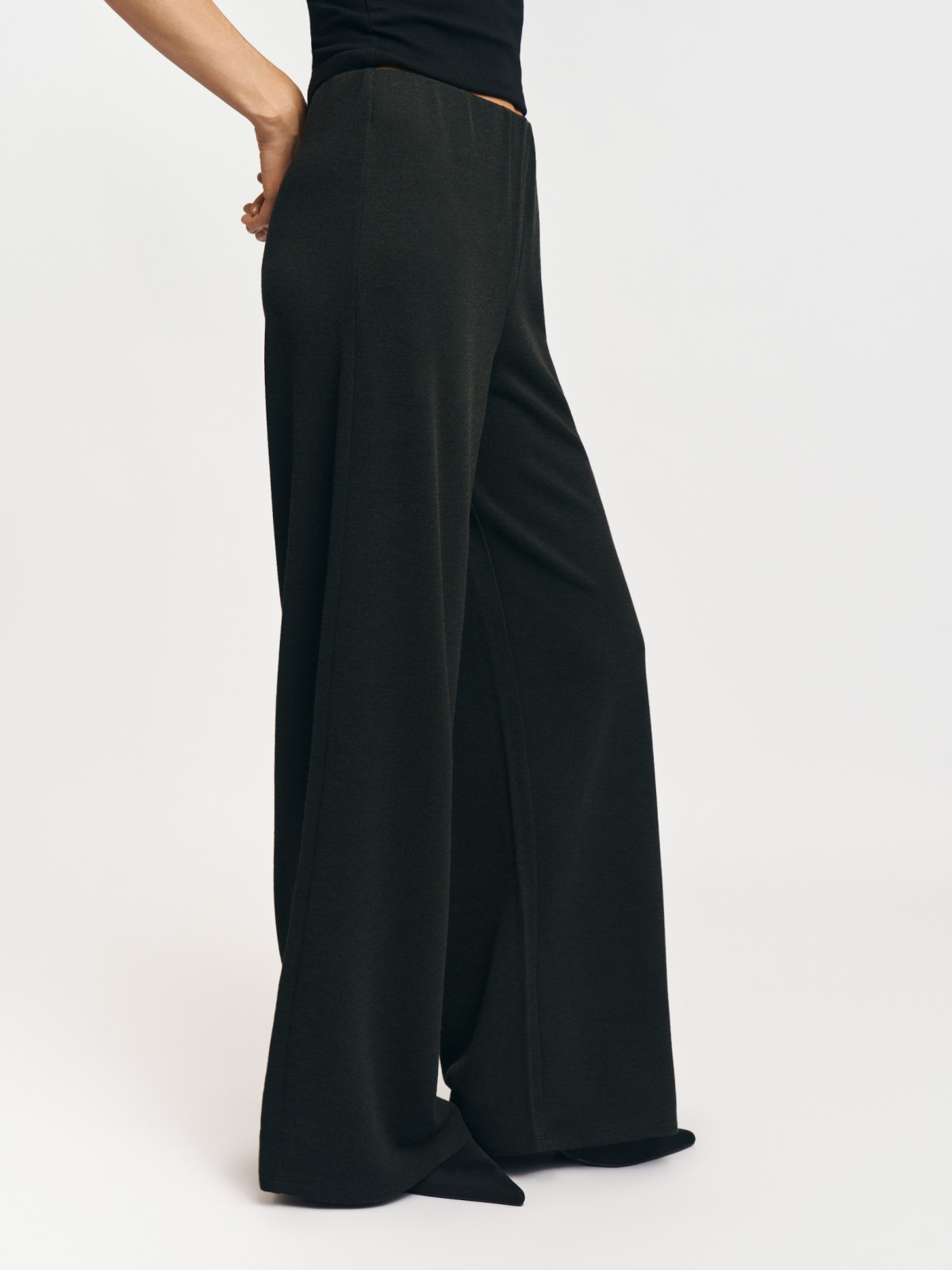 Прямые трикотажные брюки на резинке