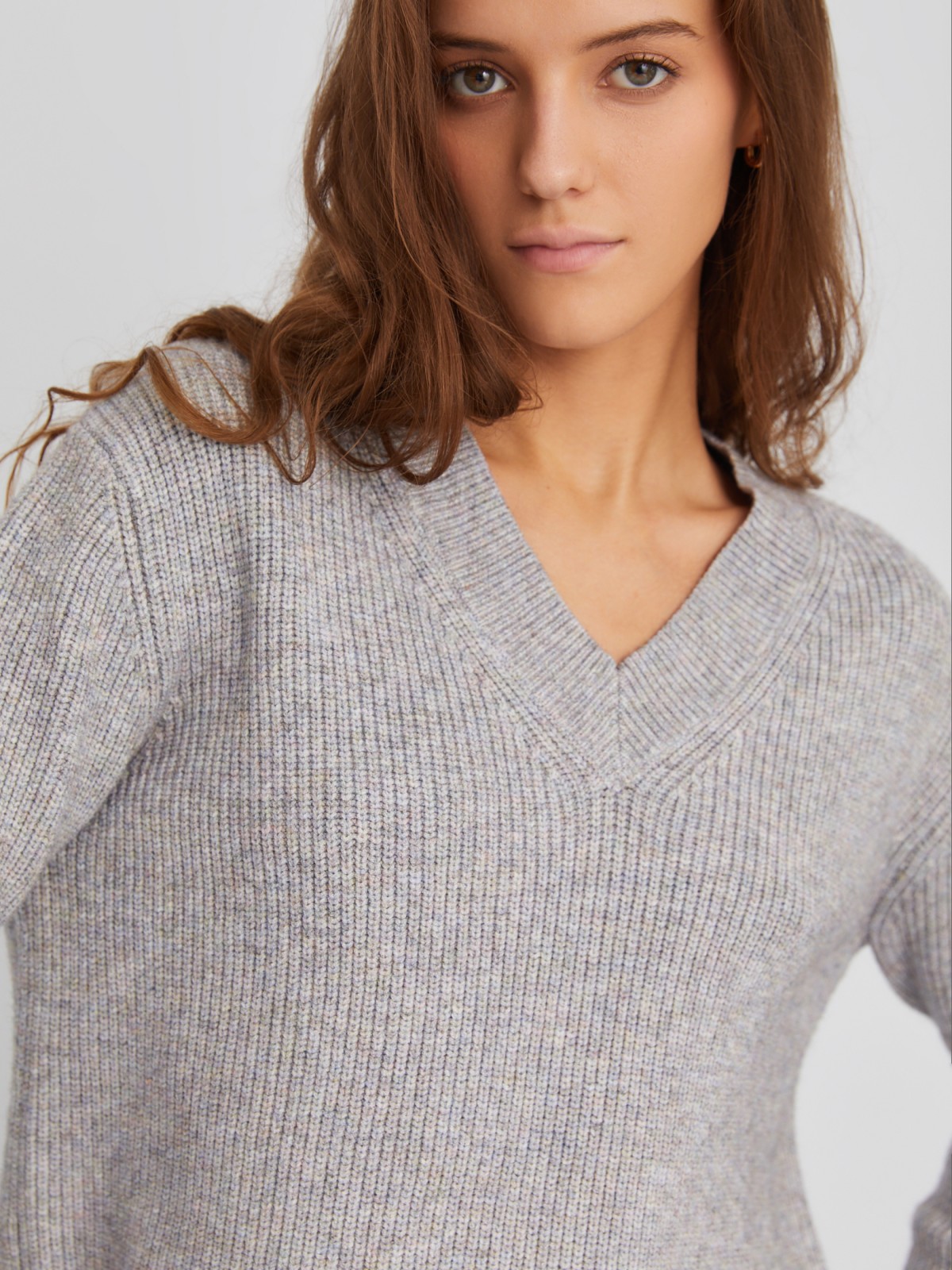 Пуловер фактурной вязки с треугольным вырезом