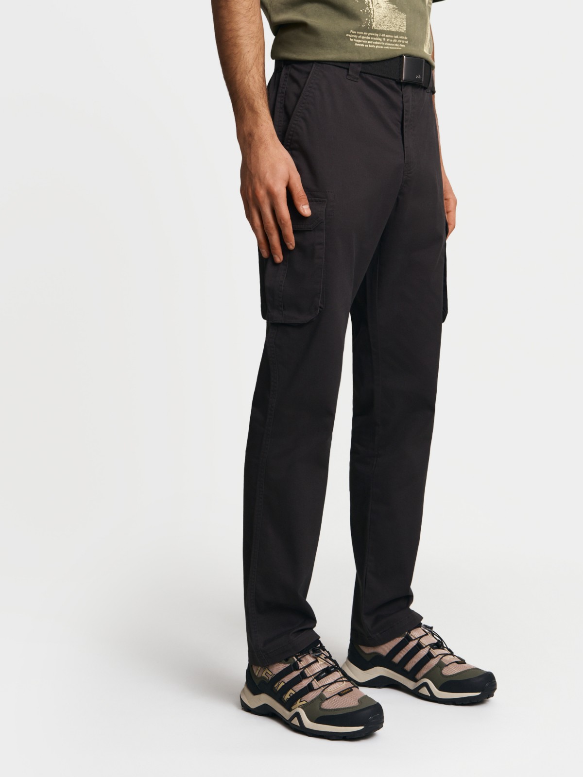 Брюки из хлопка с карманами карго и ремнём