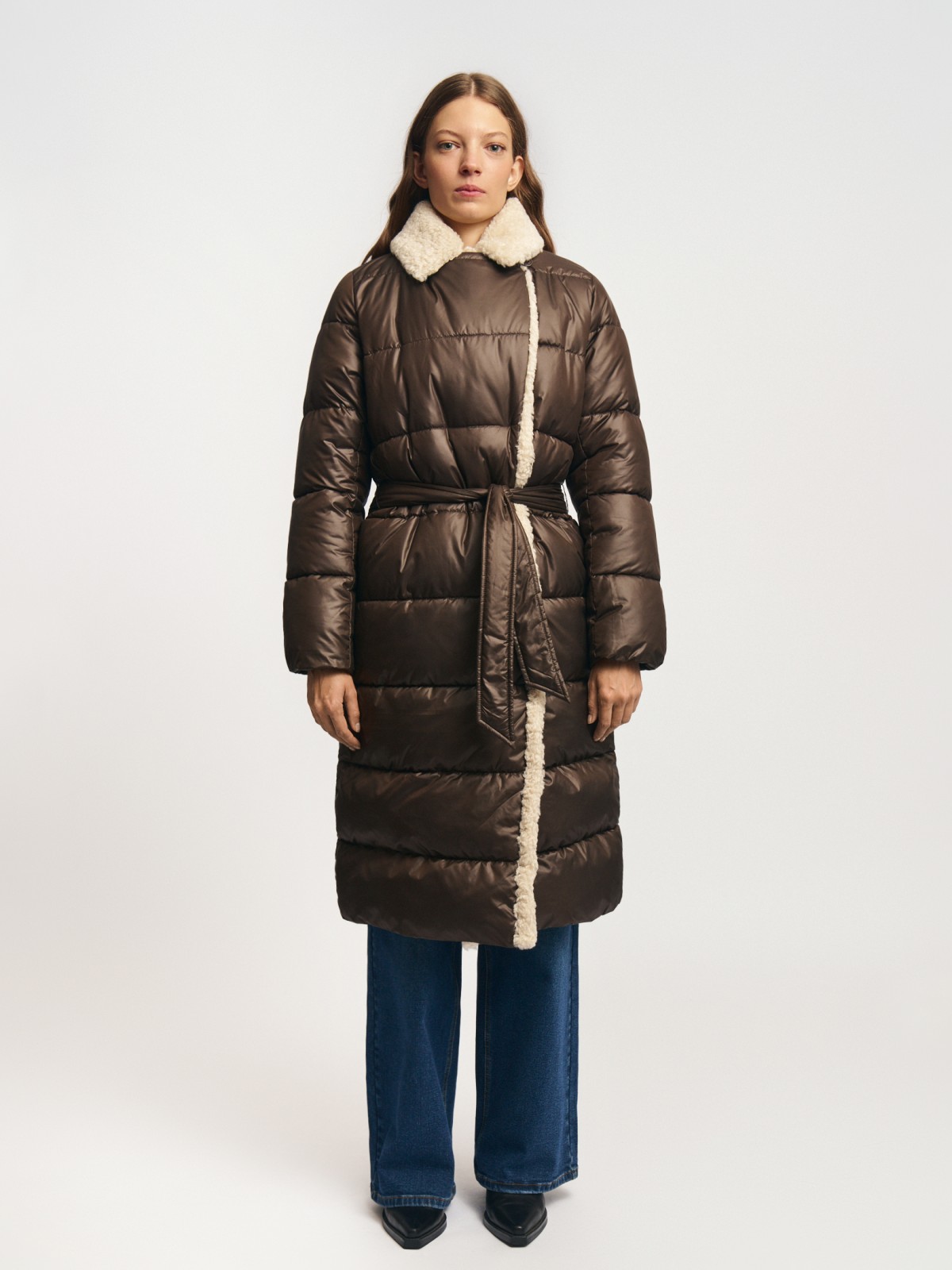 Тёплая стёганая куртка-пальто с отложным воротником и поясом