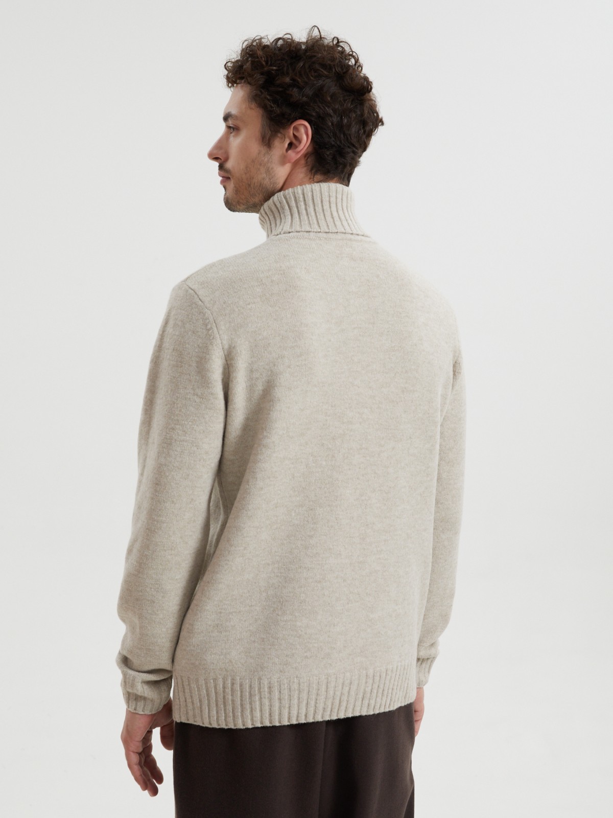 Вязаный свитер с горлом и длинным рукавом