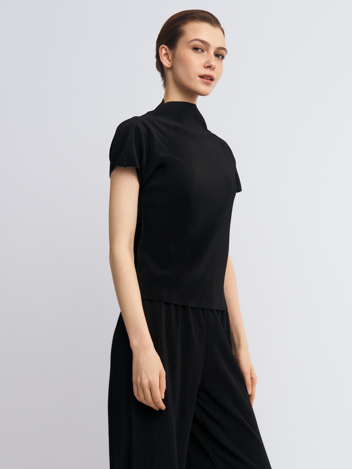 Футболка из фактурной ткани с коротким рукавом