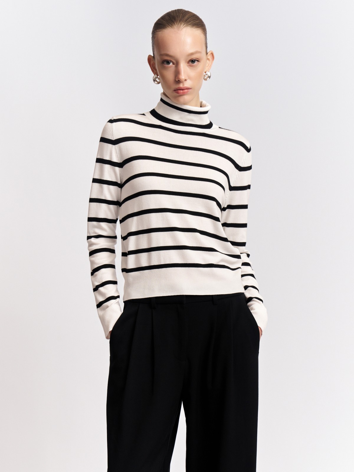 Тонкий свитер-водолазка в полоску